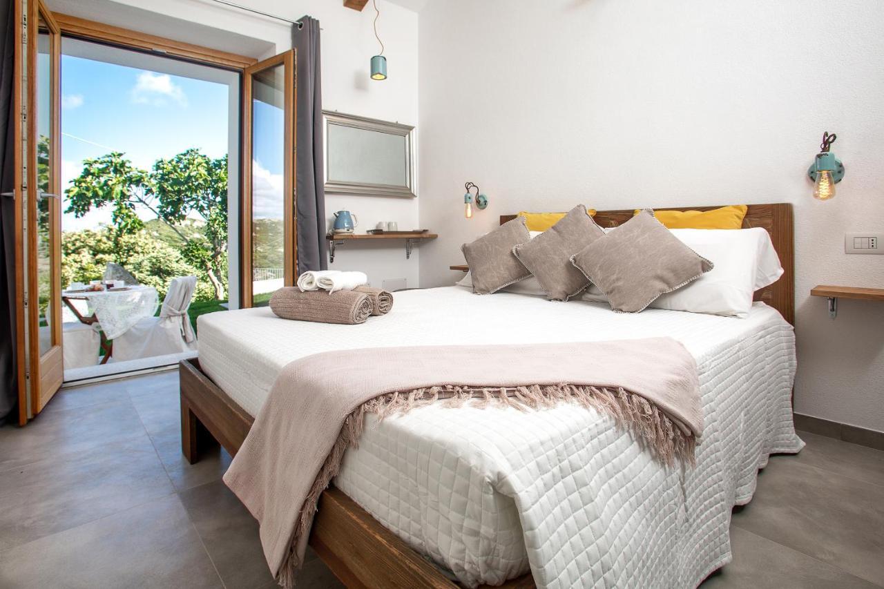 Kamer met Kingsize Bed en Uitzicht op het Zwembad
