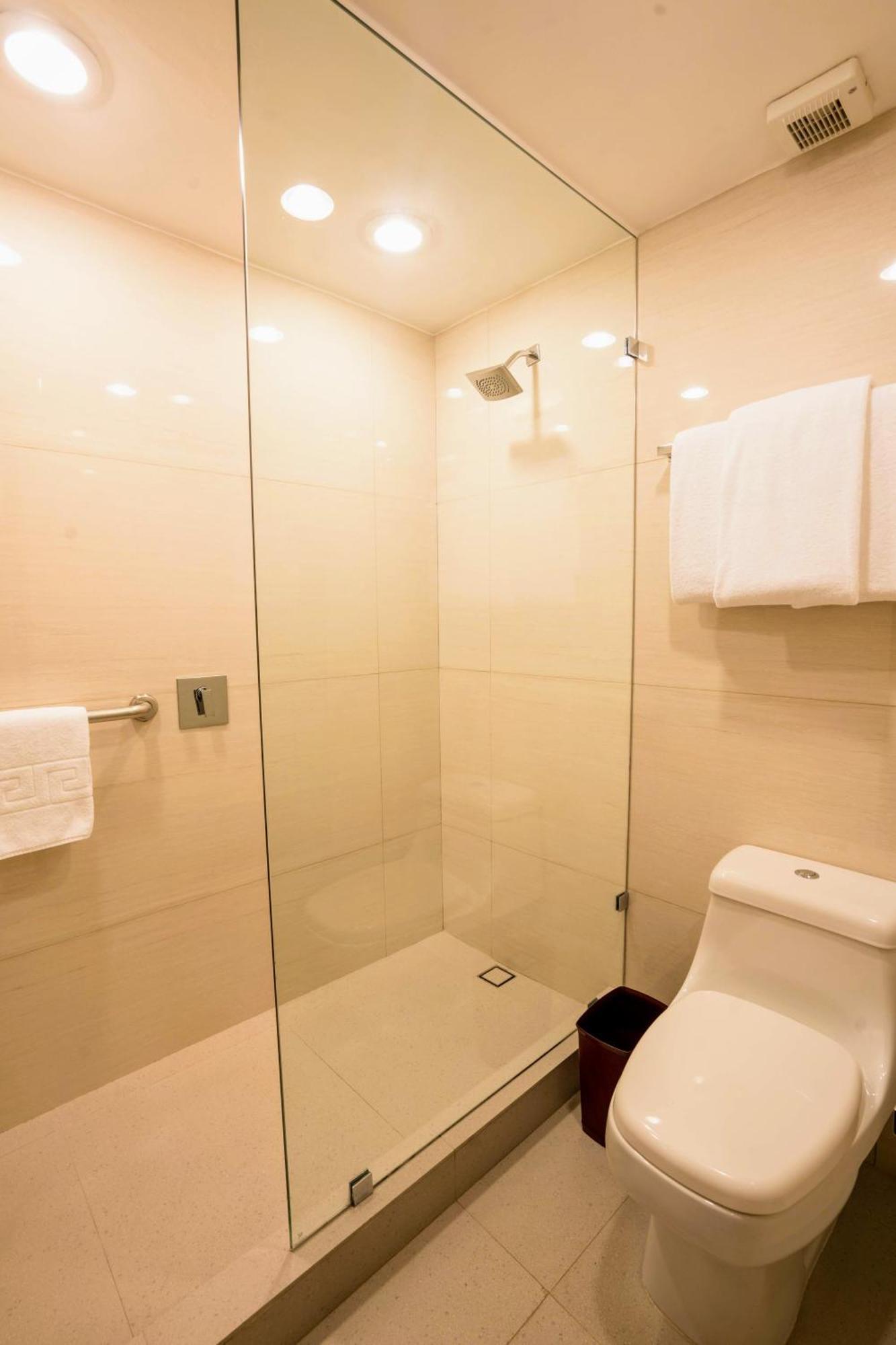 Three-Bedroom Family Villa Two King Beds Two Double Beds Balcony Non-Smoking