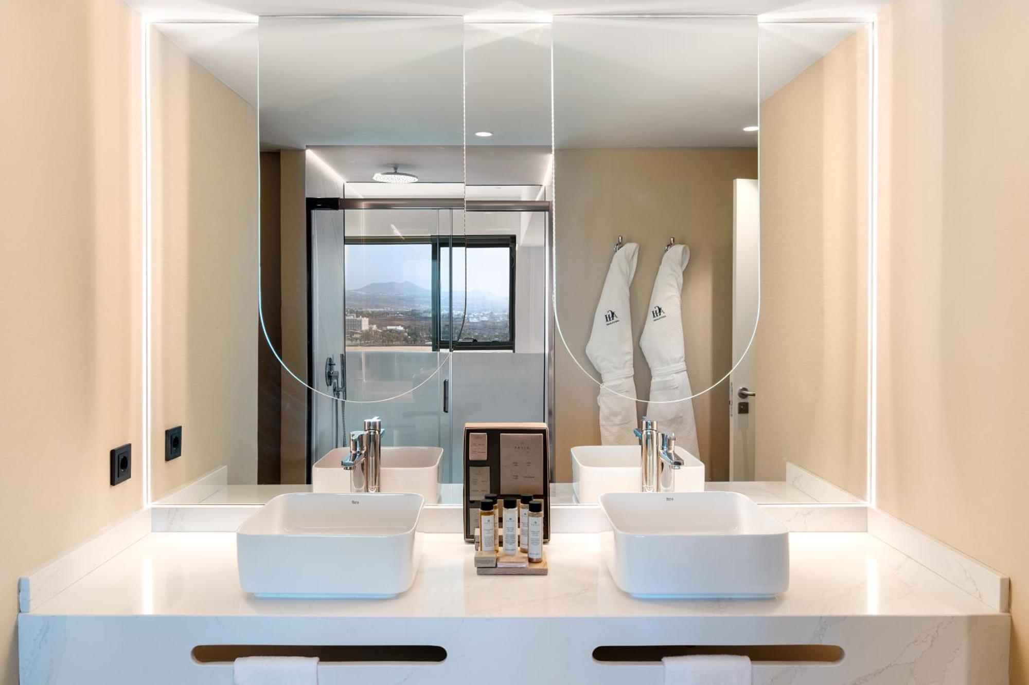 Deluxe Suite with Sea View