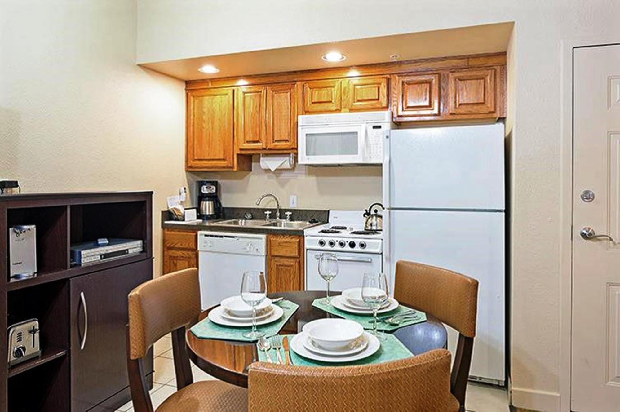 One-Bedroom Queen Suite,1641731462:JPEG