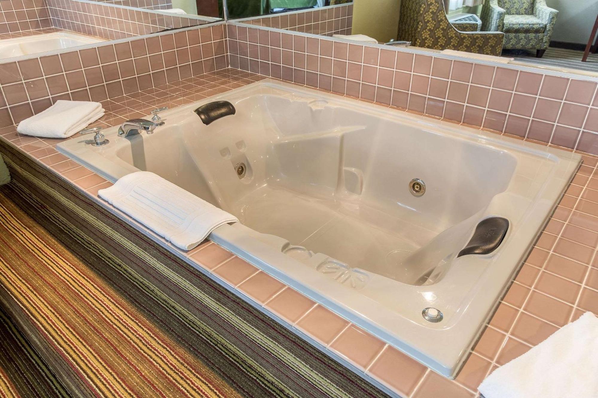 King Suite with bath - Non-Smoking,1217532028:JPEG