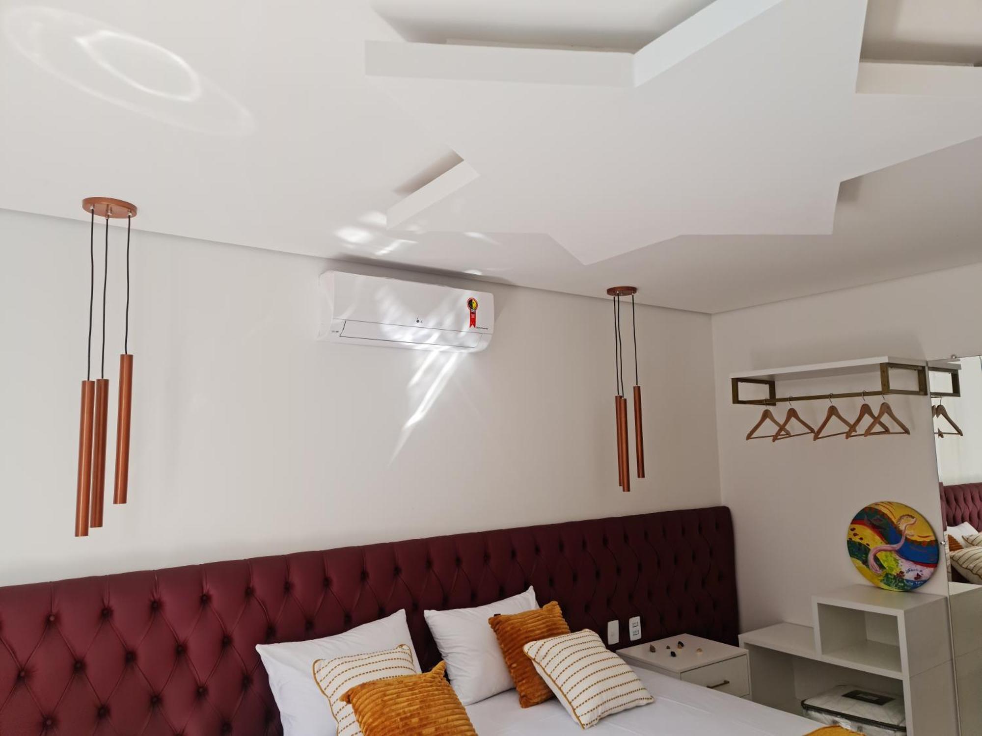 Quarto com Cama King-size e Vista da Piscina