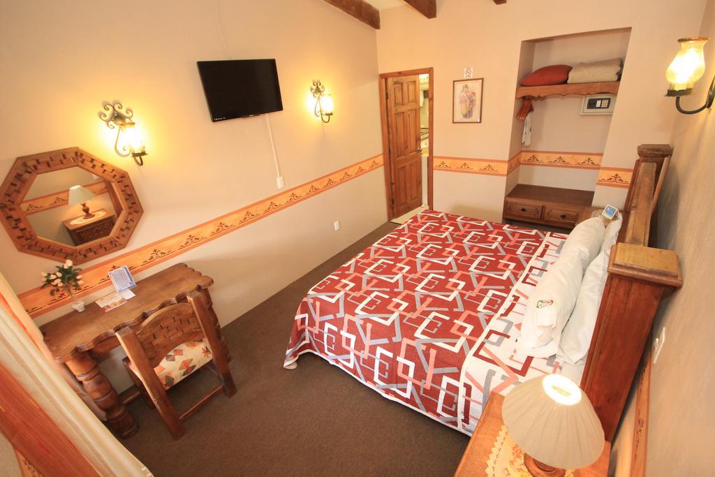 Habitación con cama extragrande.