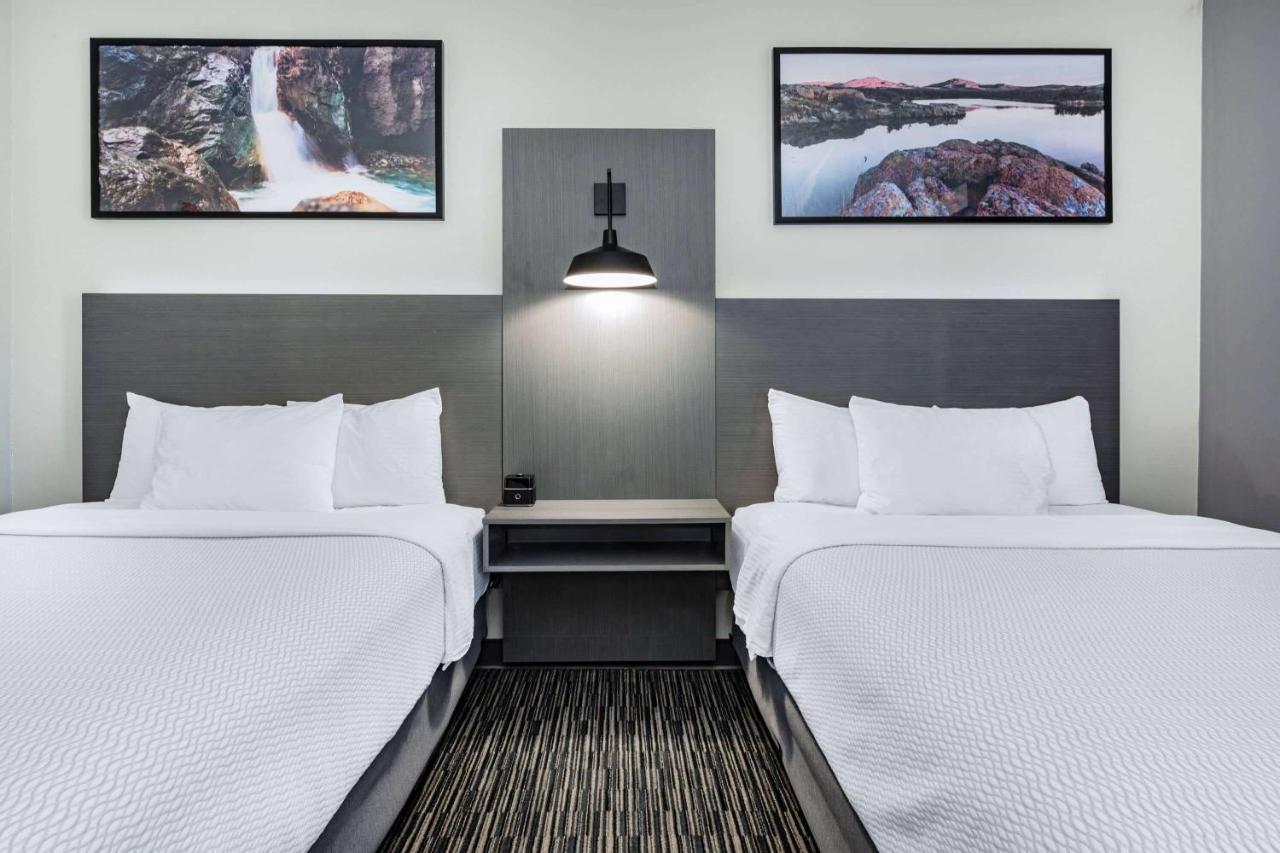 2 Double Beds, Mobility/Hearing Impaired Access Room, Bathtub w/ Grab Bars, NS