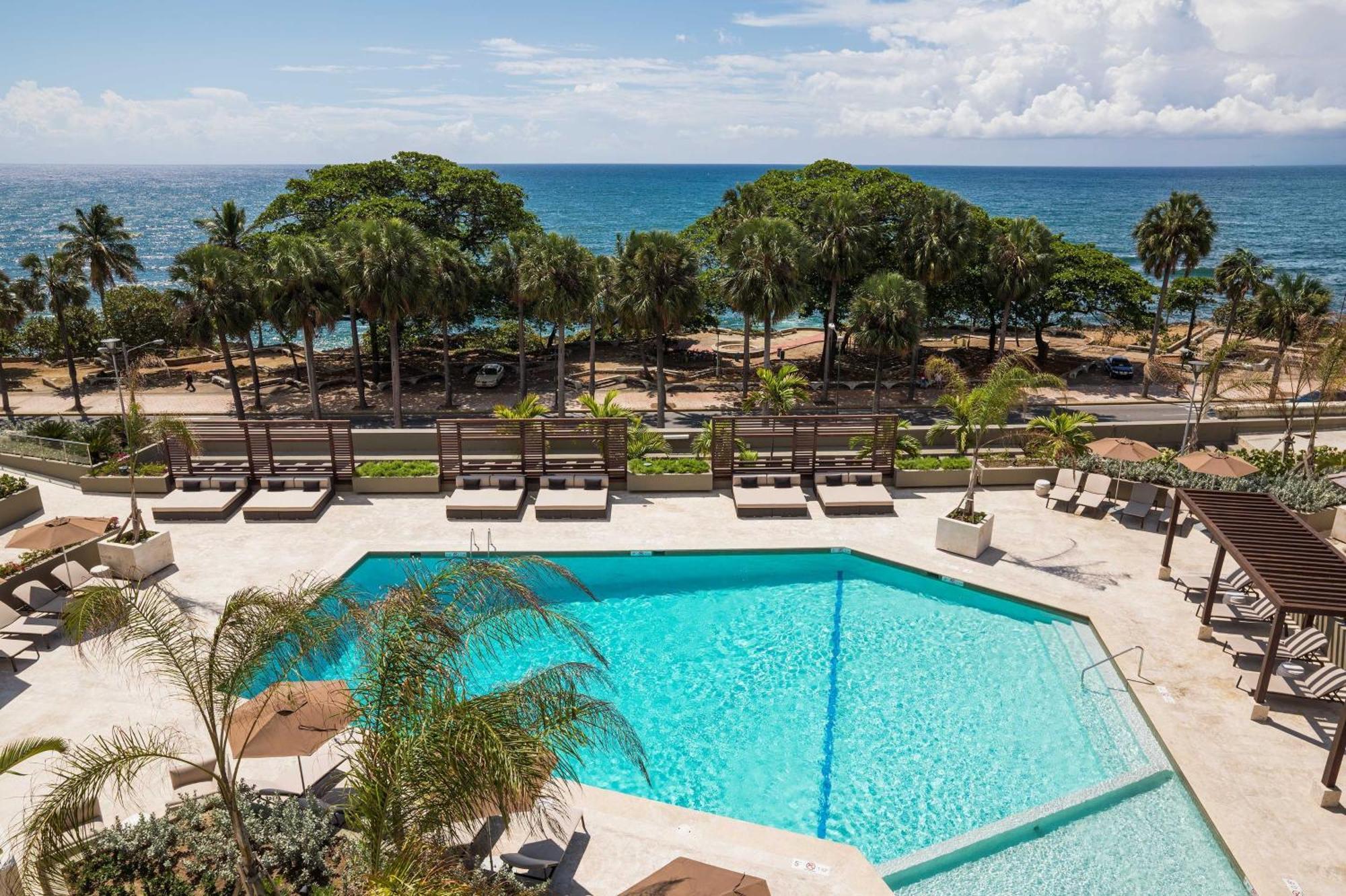Suite de tipo estudio de 1 dormitorio con vistas frontales a la piscina y acceso al club lounge
