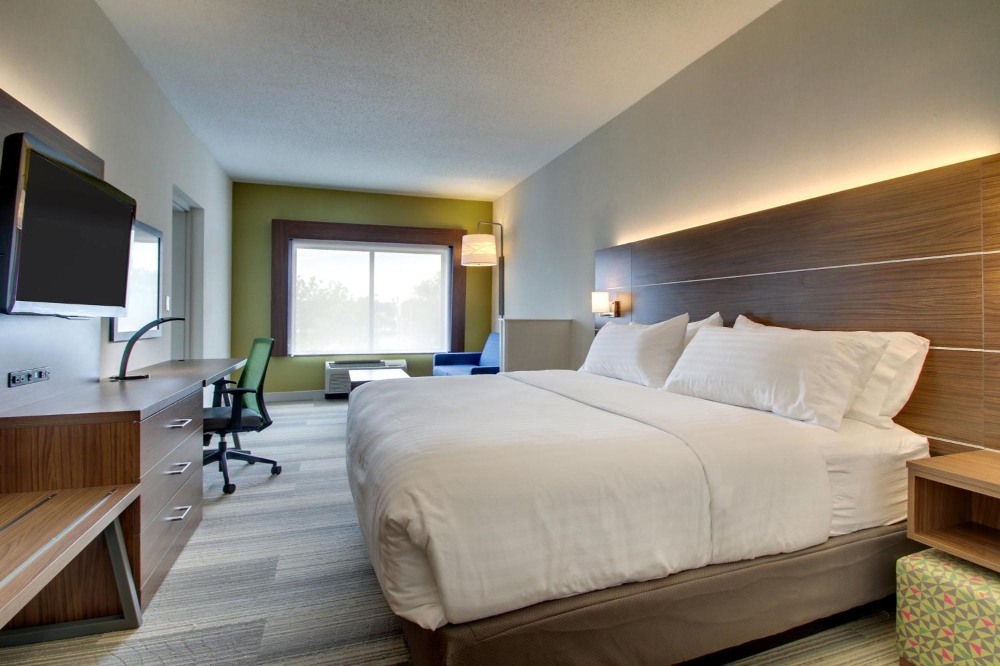 One-Bedroom Suite with Tub - Communications Access,1435265137:JPEG