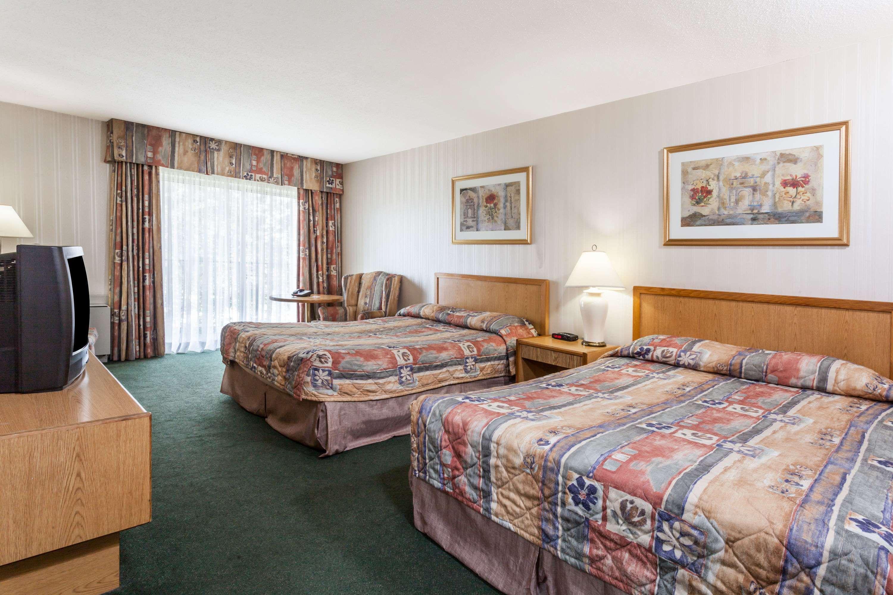Queen Room with Two Queen Beds - Smoking