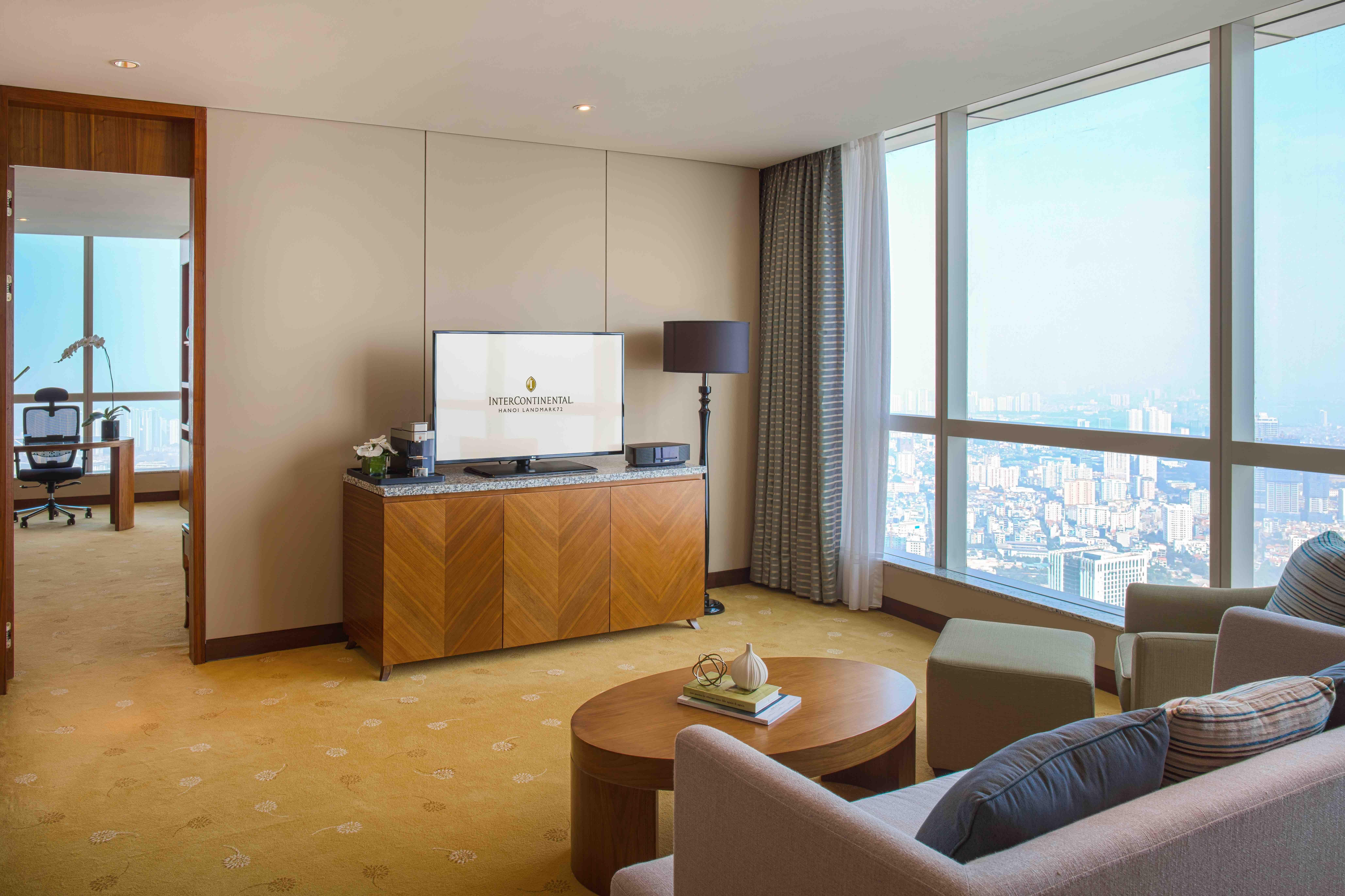 Junior King Suite - Club Lounge Access