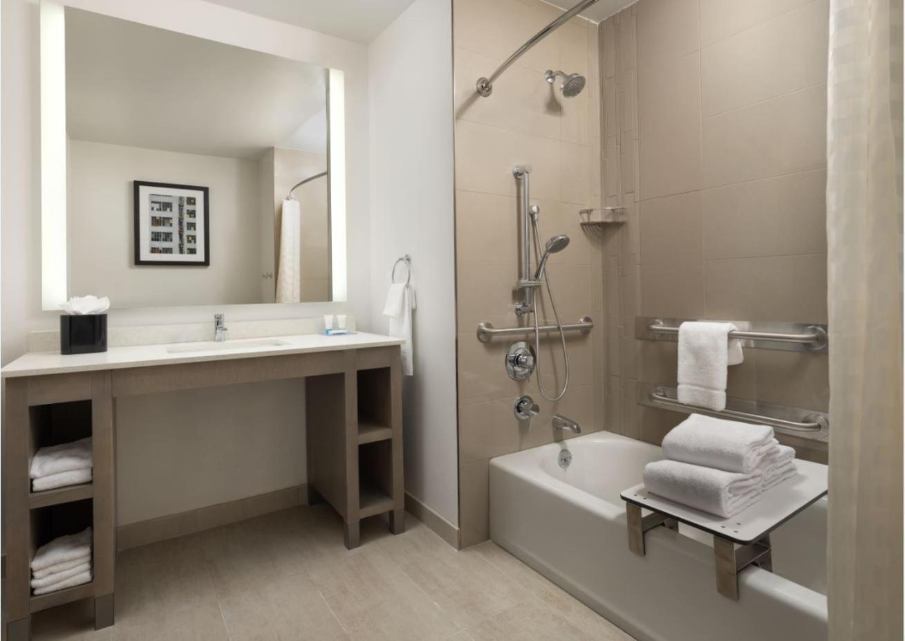 Den King Room Tub Disability Access