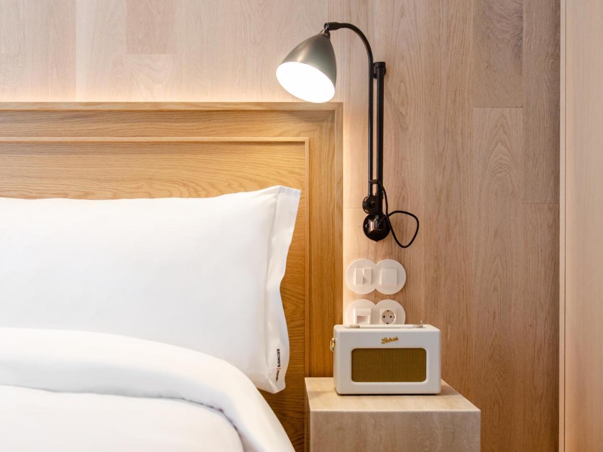 Contemporary Standard Small Room