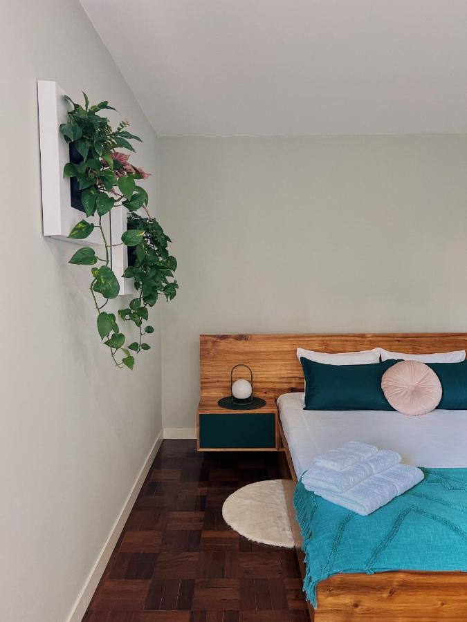 Habitación con cama grande
