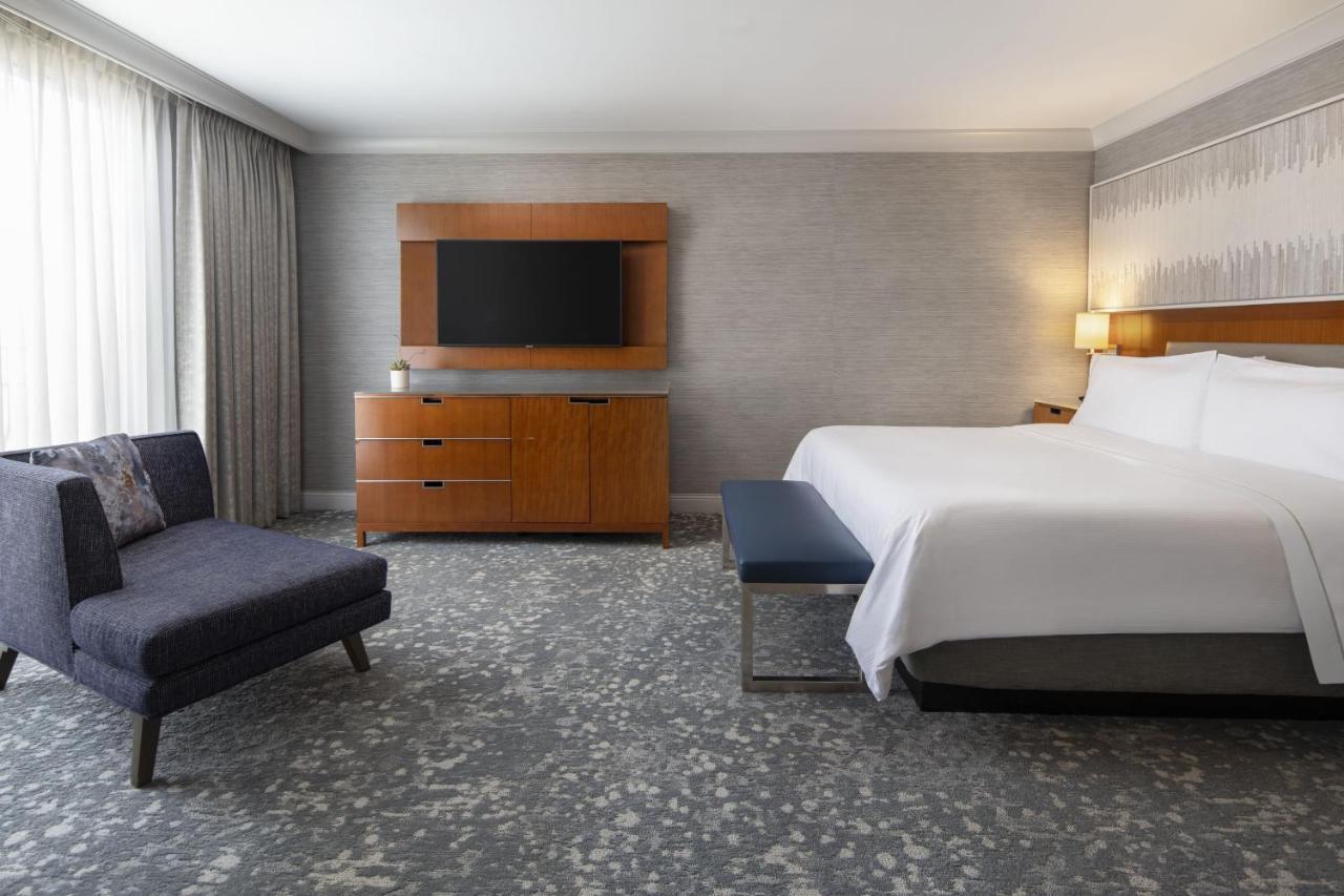 Junior Suite, 1 King, Sofa bed, Courtyard view, Corner room (Mobility Accessible w/ Tub)