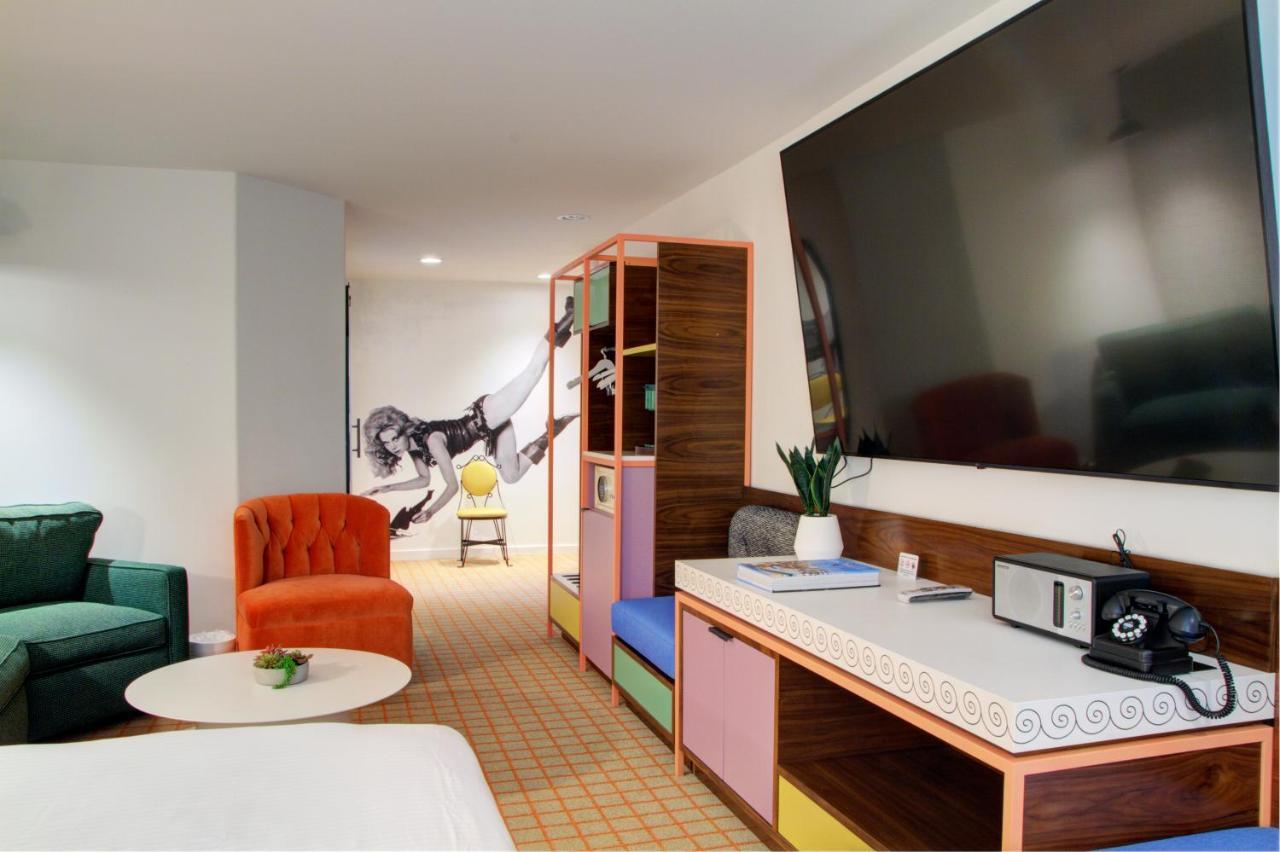 Alojamiento con cama extragrande y TV enorme