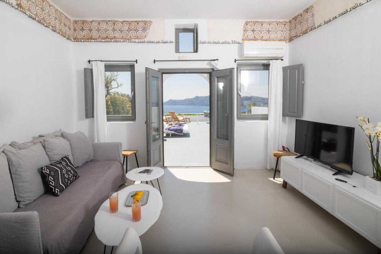 The Antiquarian's Suite with Hot Tub & Caldera View