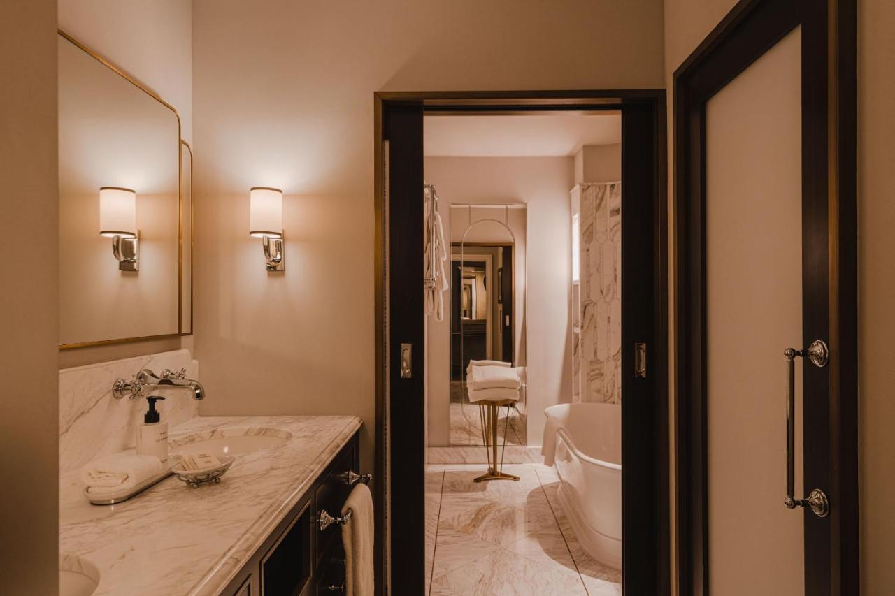One-Bedroom King Studio with Street View
