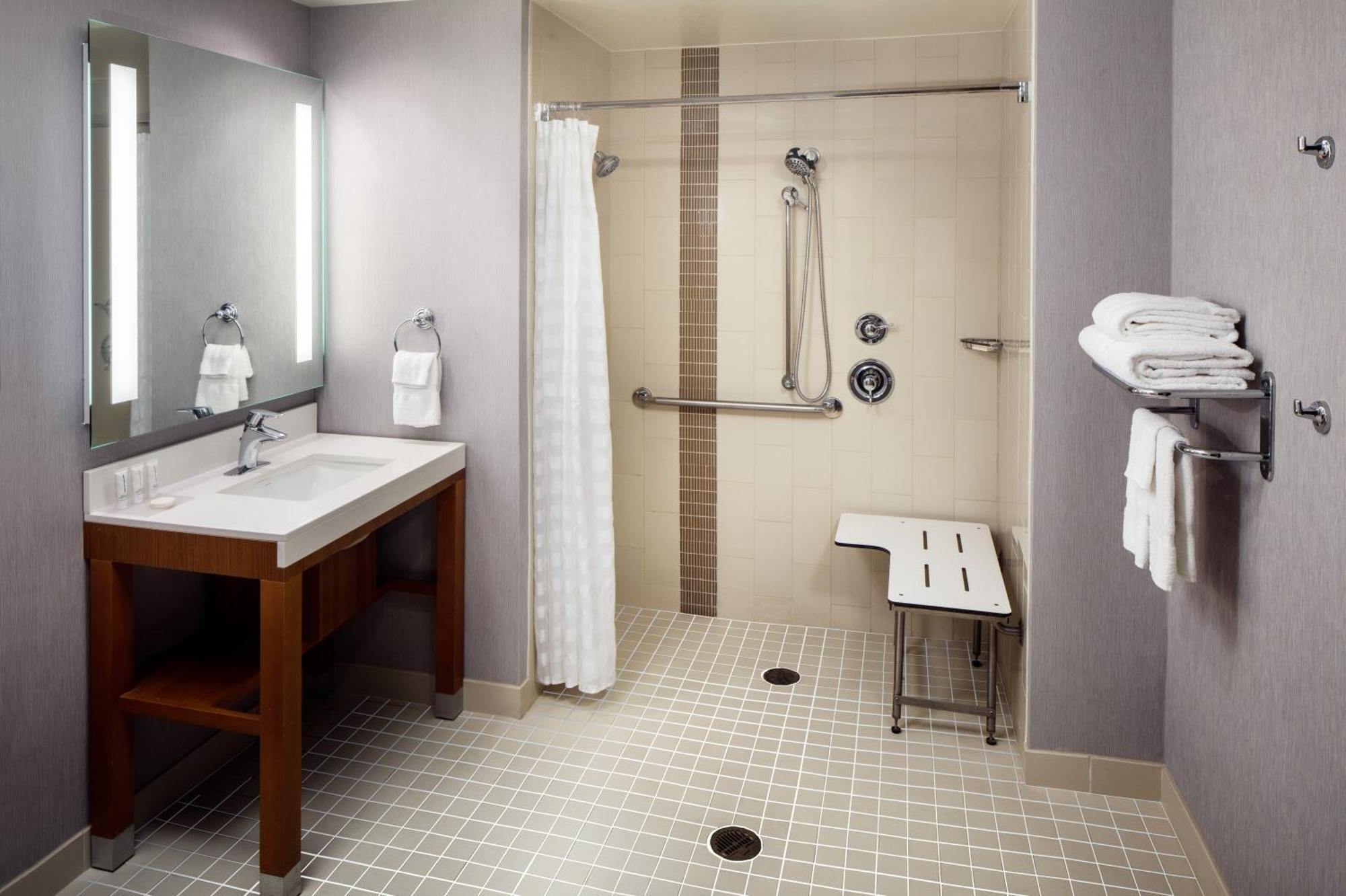 Corner King Room Shower Mobility Accessible,1434738439:JPEG