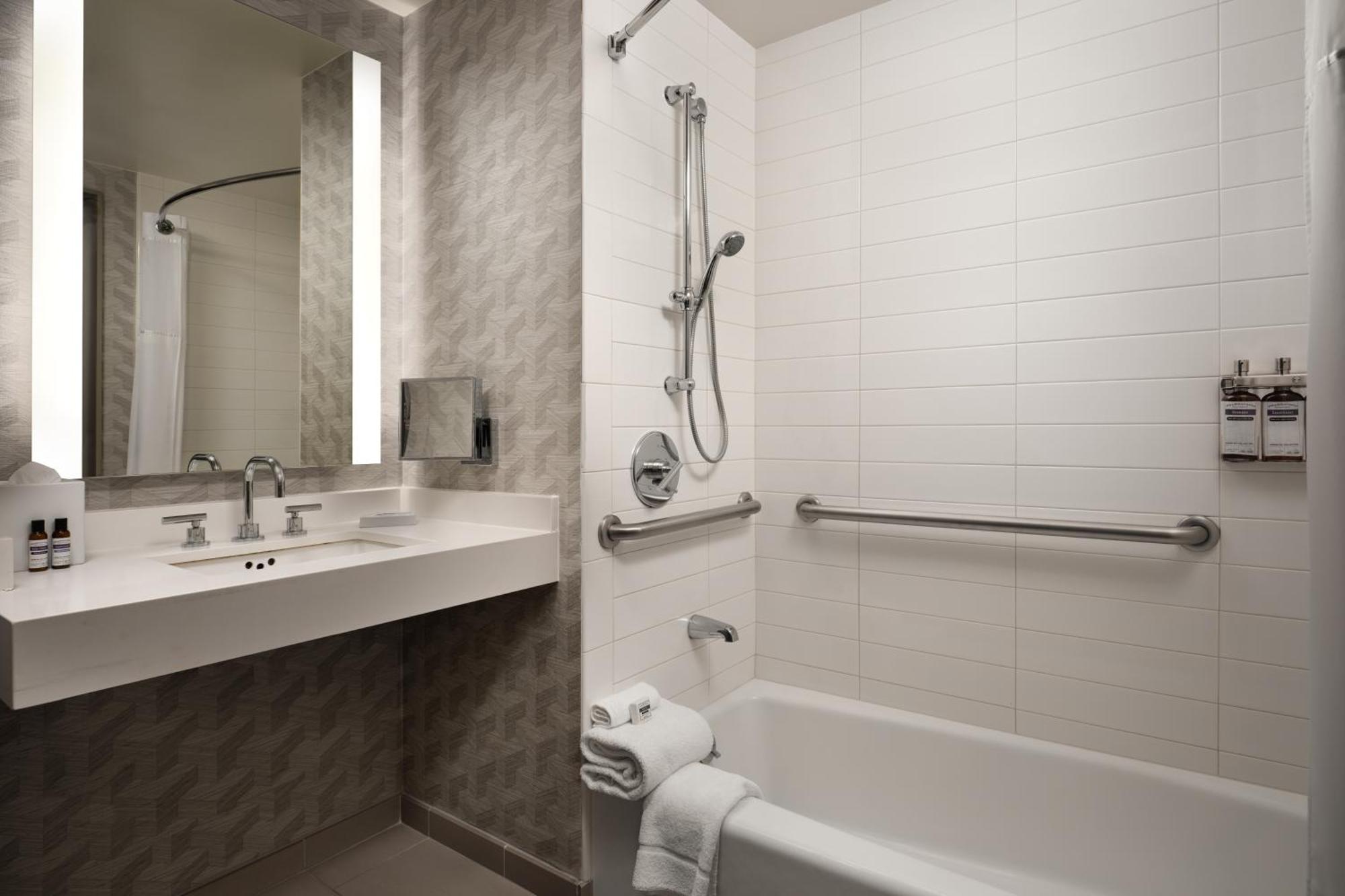 King Room with Accessible Tub - Disability Access,1434776323:JPEG