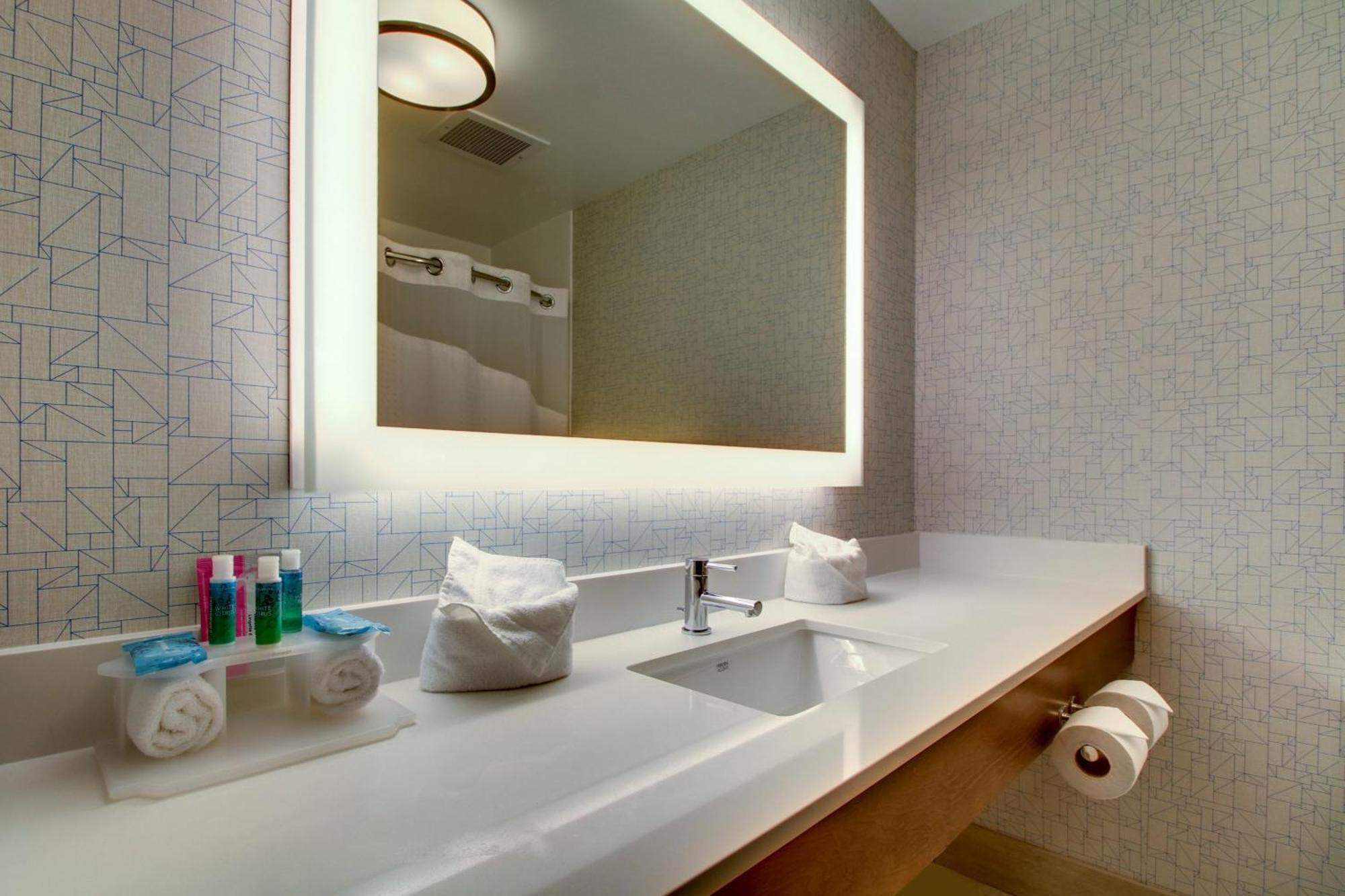 One-Bedroom Suite with Jetted Tub,1435265680:JPEG
