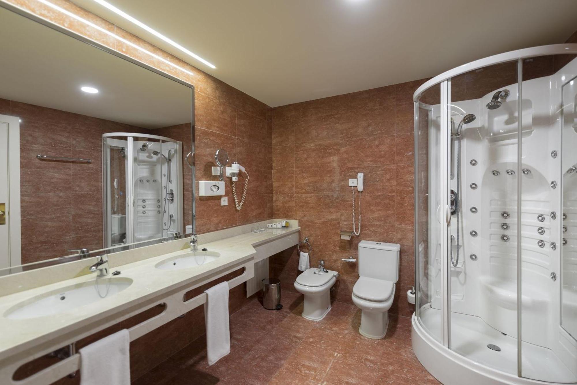 Quarto Familiar Superior (3 Adultos + 1 Criança)