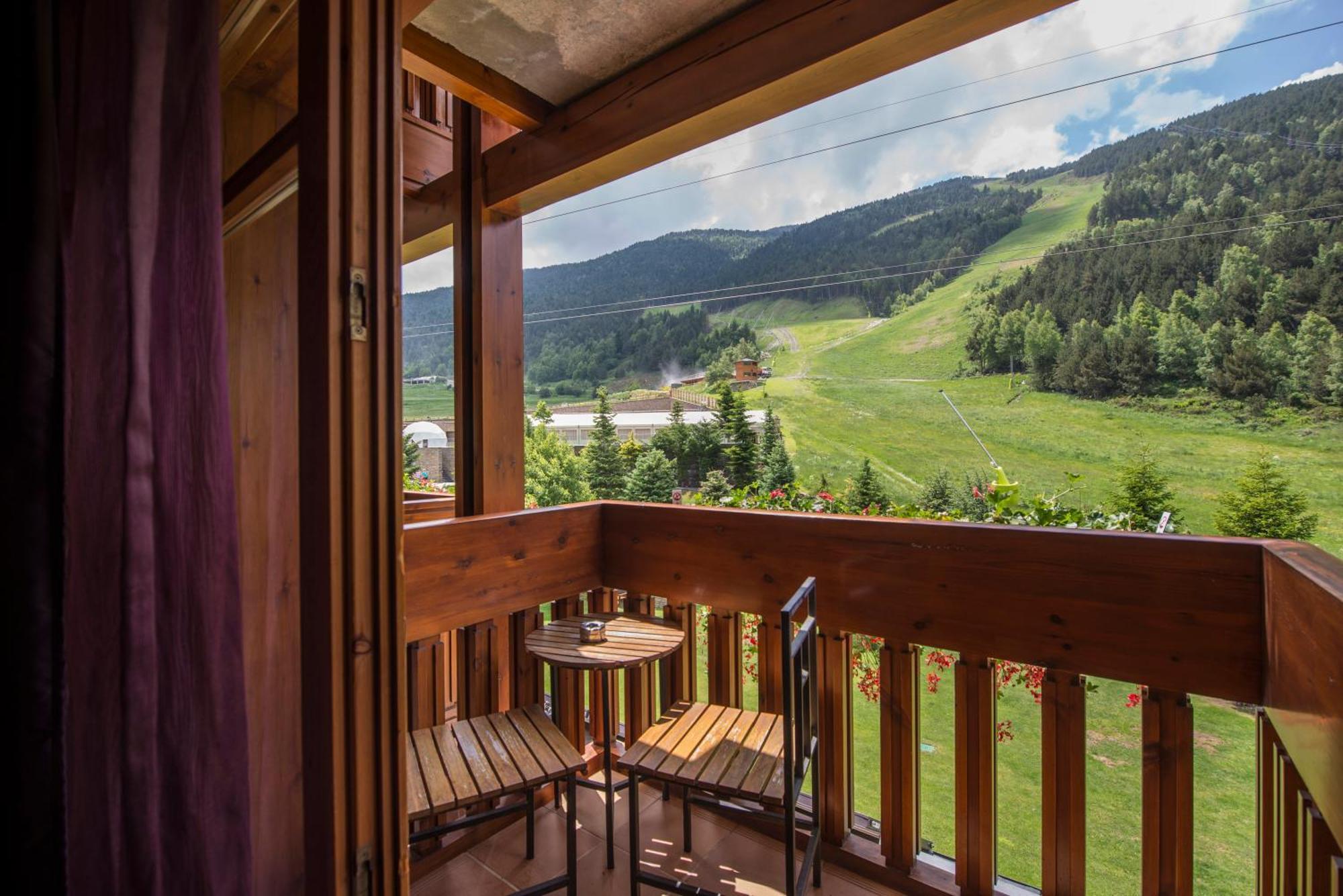 Triple Room with Ski Slopes views,1440650047:JPEG