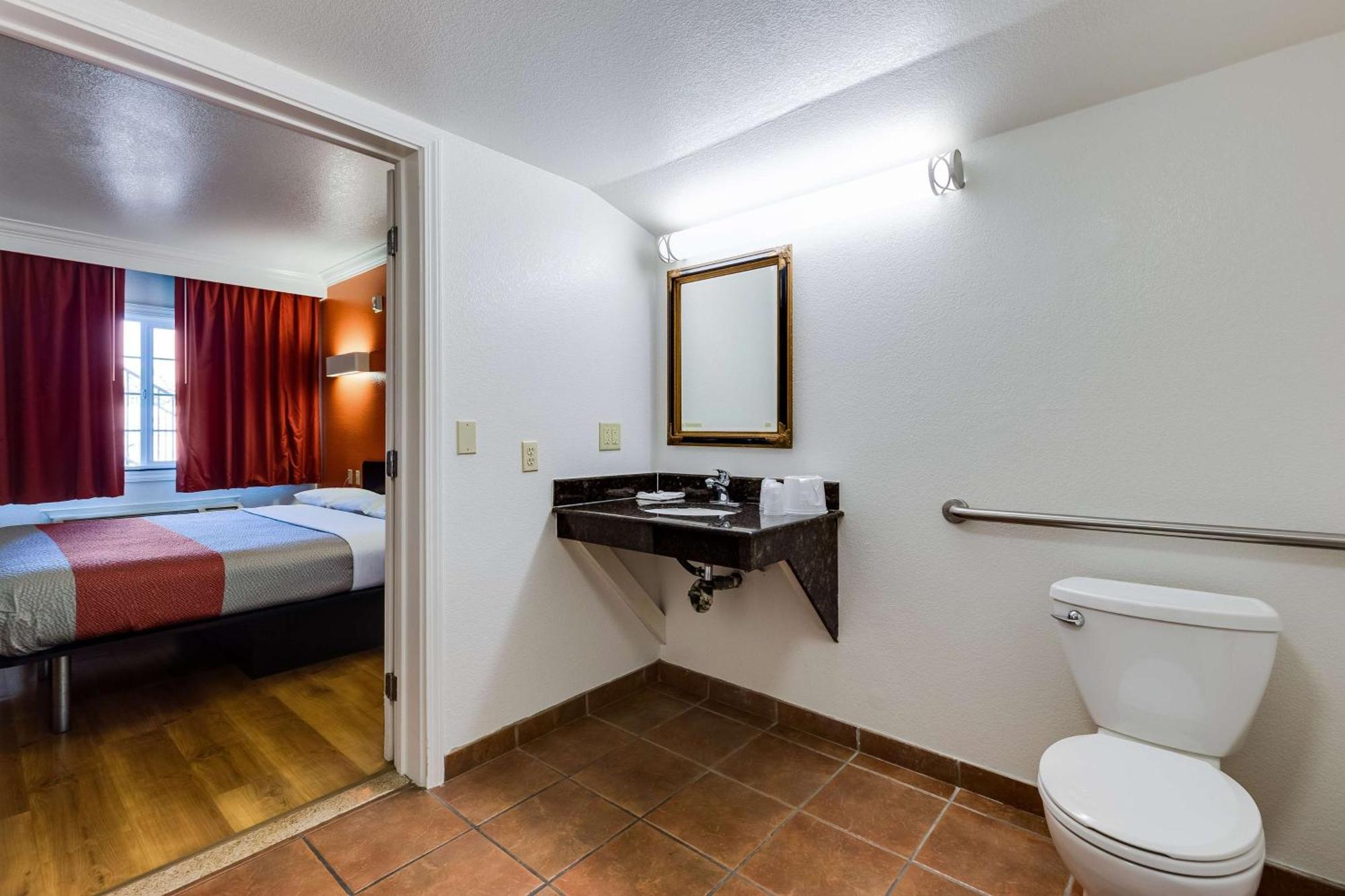 Deluxe Quadruple Room - Non-Smoking