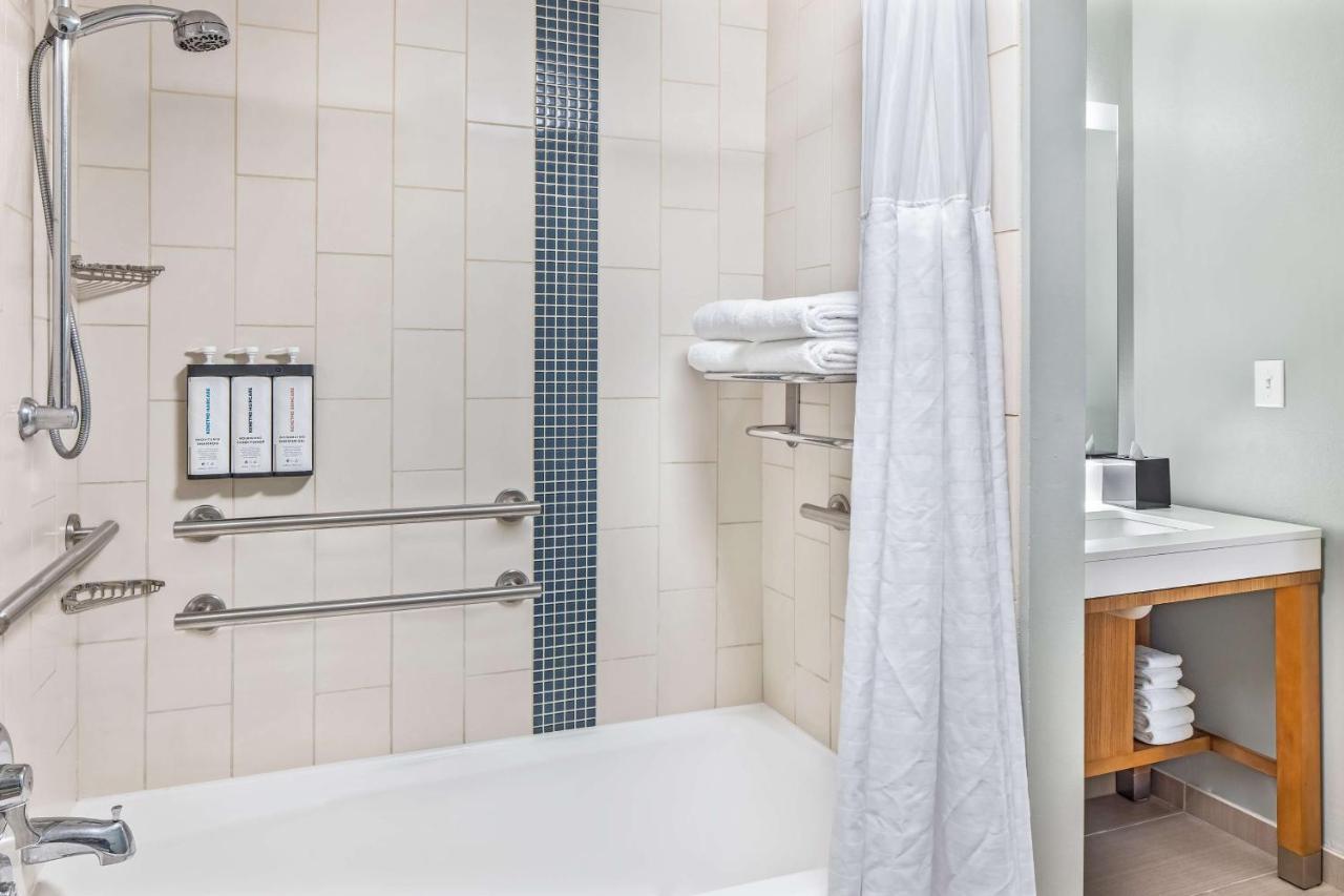 Habitación con sofá cama, vistas a la ciudad y bañera - 2 camas grandes - Adaptada para personas de movilidad reducida