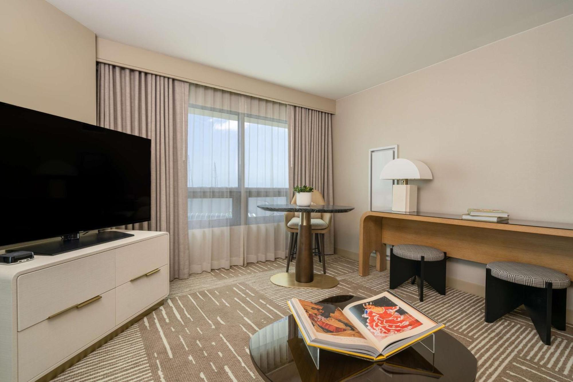 1 Bedroom Suite - 1 King,1548209986:JPEG