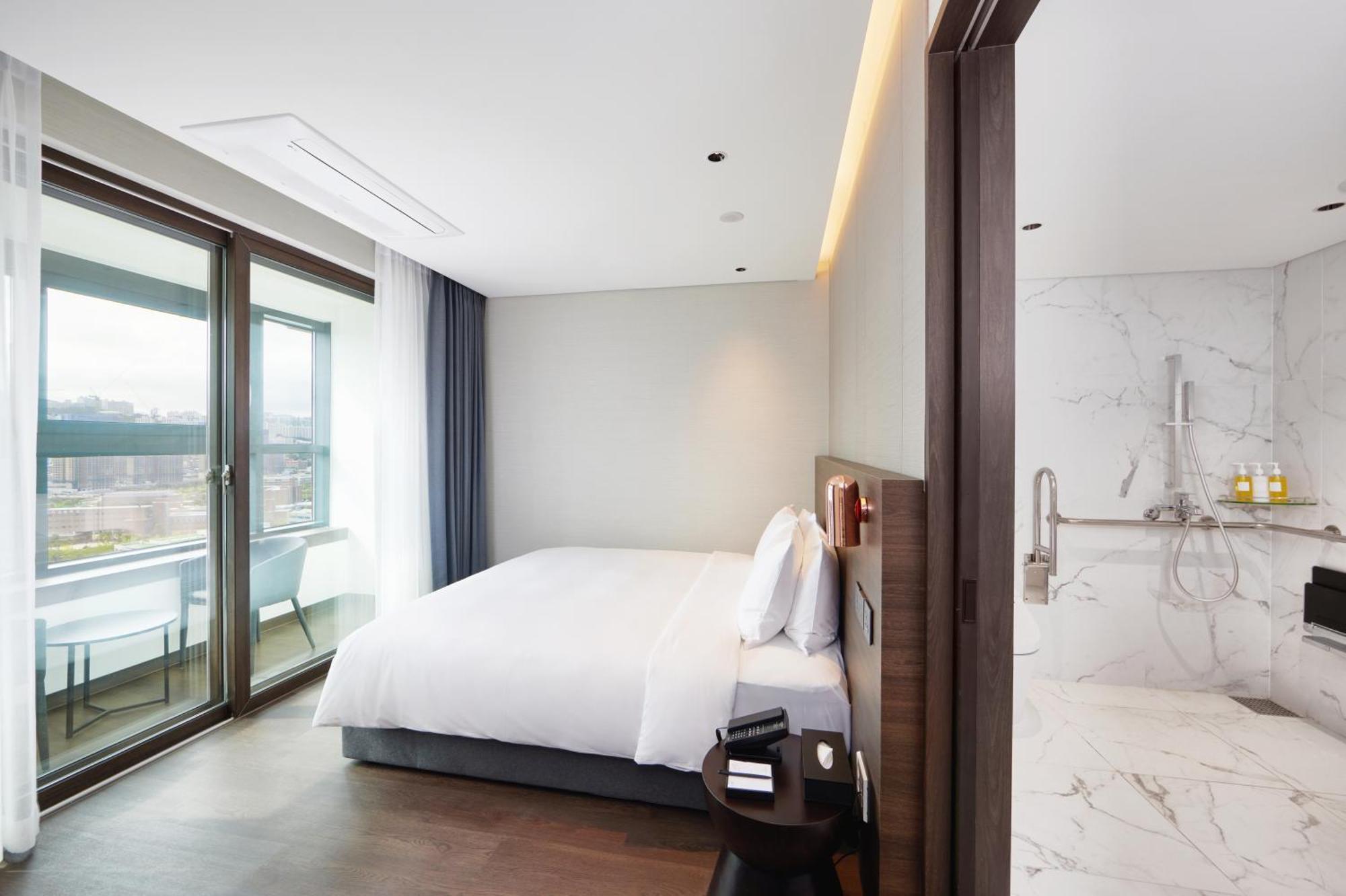 Premier King Room with Harbour View - Disability Access