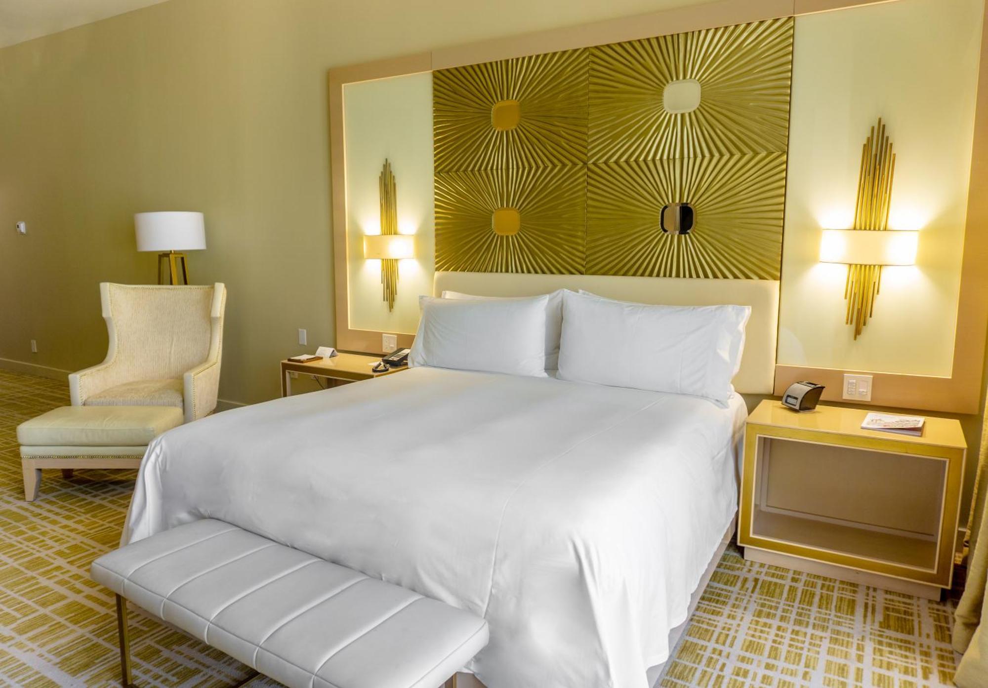 Deluxe King Room - Mobility Accessible,1548837346:JPEG