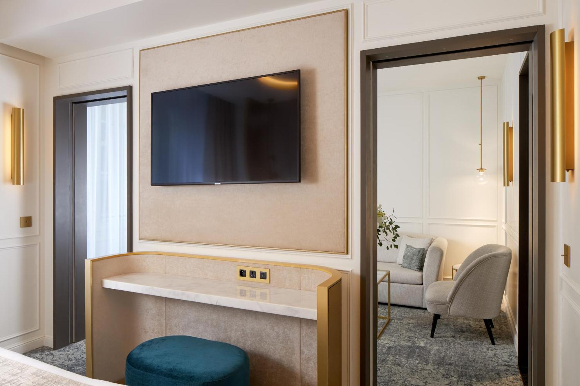 Suite,1537946713:JPEG