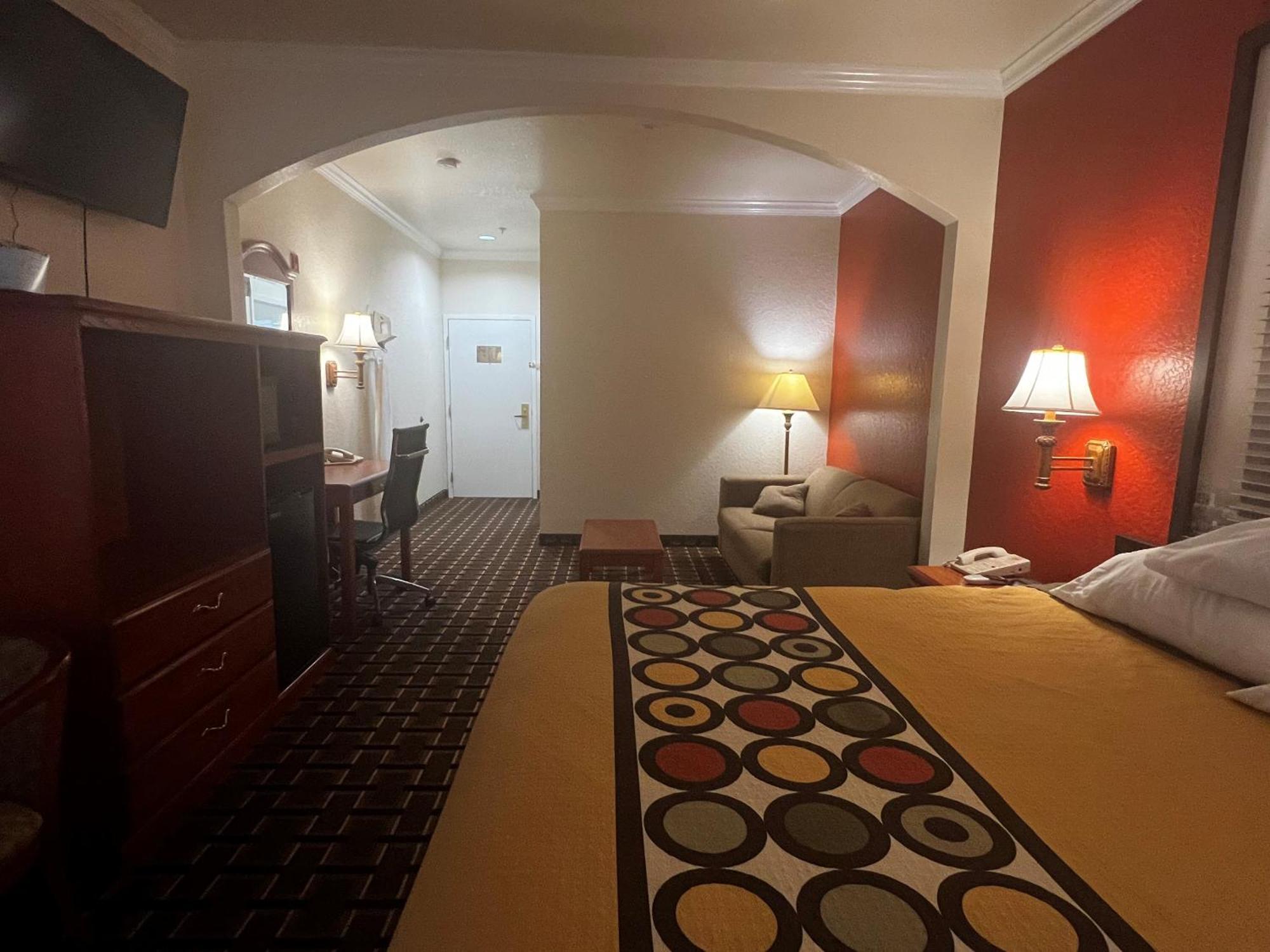 1 King Bed Studio Suite Non-Smoking