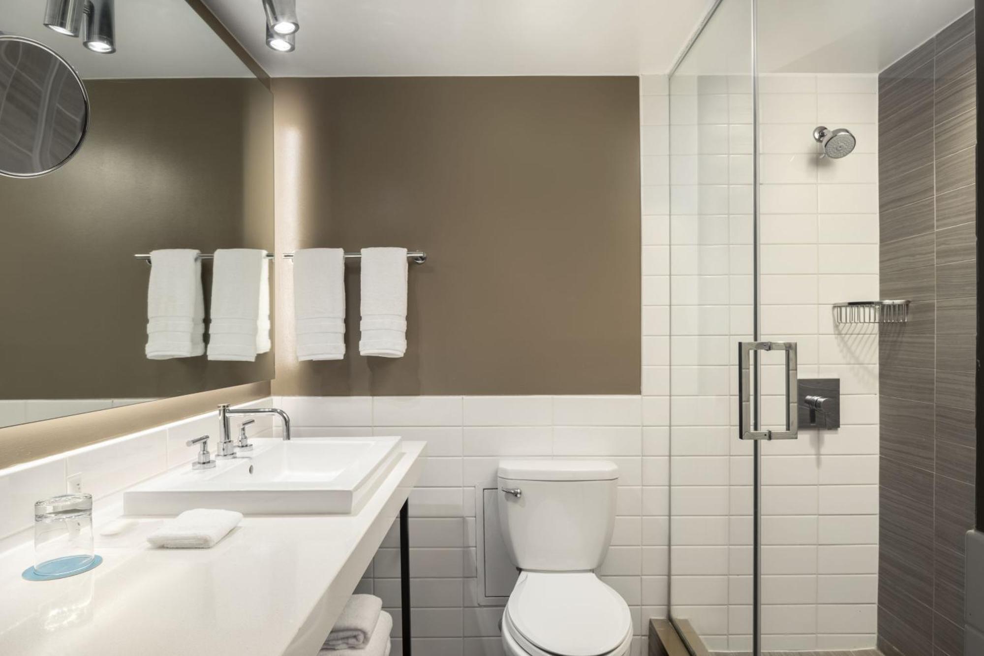 1 Bedroom Executive Suite 1 King,1596863768:JPEG