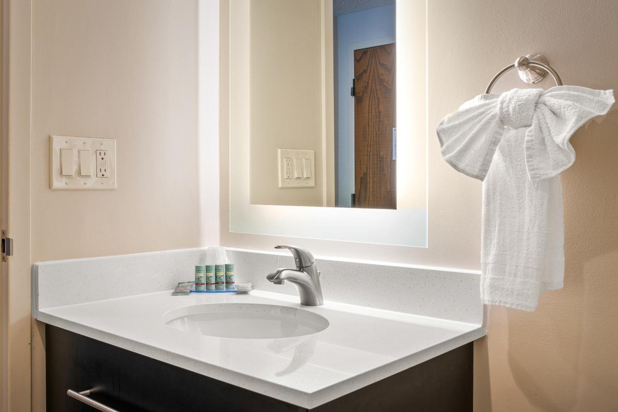 Deluxe Queen Room,1544845225:JPEG