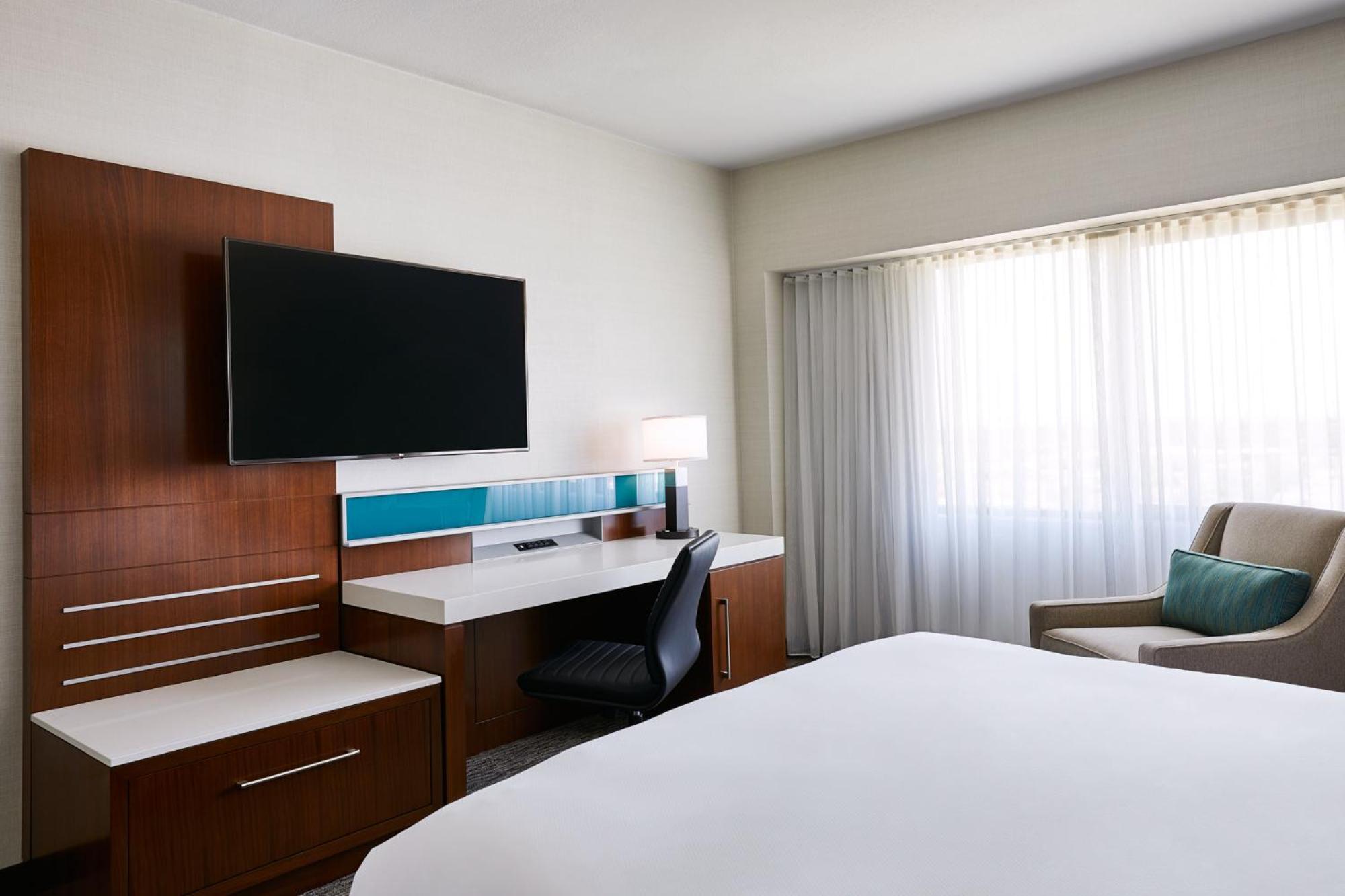 Executive Level, Guest room, 1 King, Sofa bed, High floor