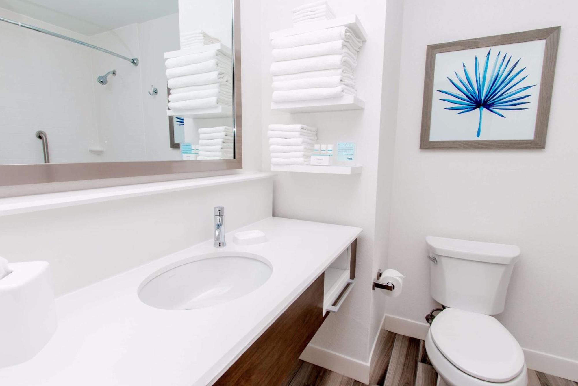 King Room with Roll-in Shower - Mobility Accessible - Non-Smoking,1551394120:JPEG