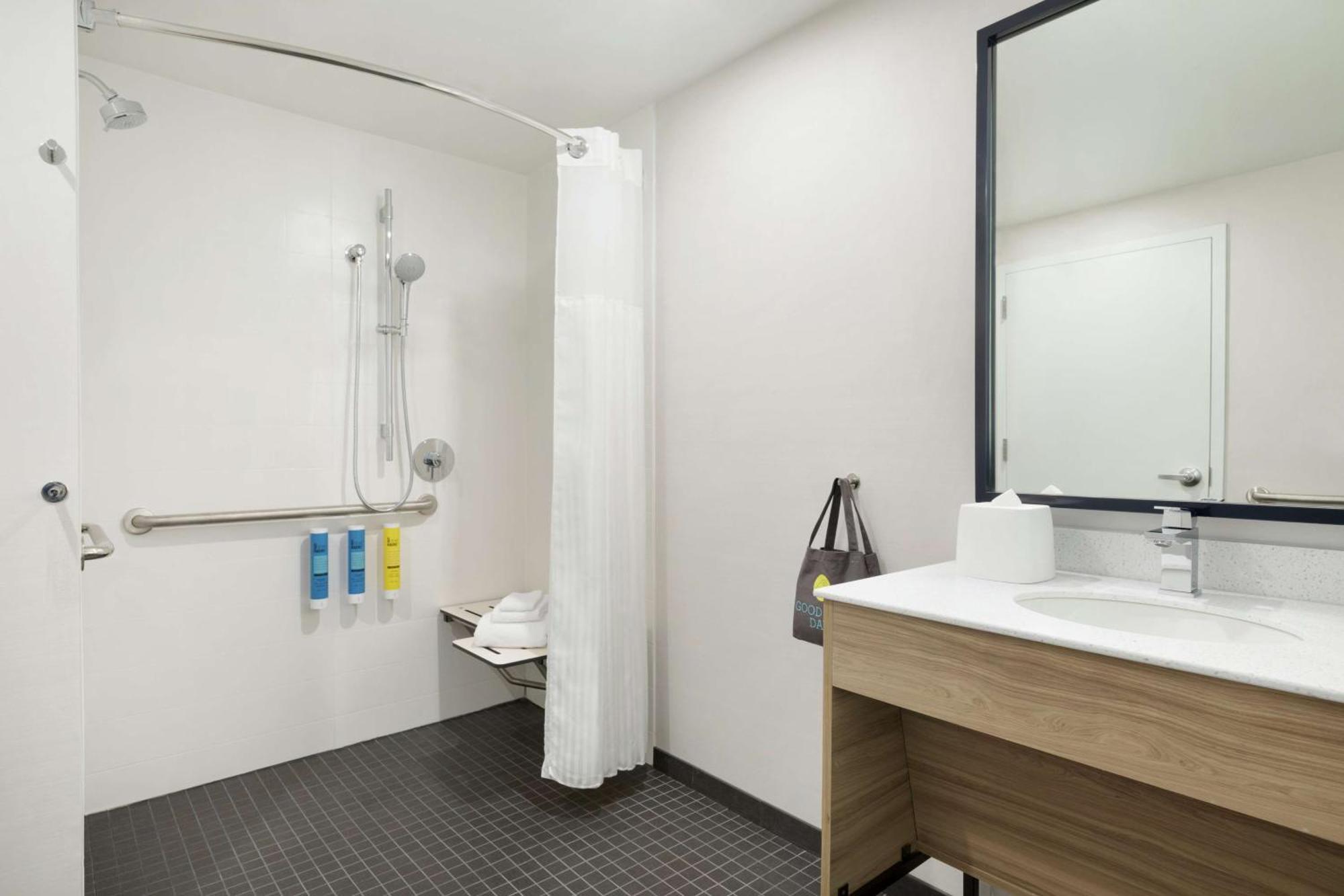 Queen Room with Two Queen Beds and Roll-In Shower - Mobility Access/Non-Smoking,1551966466:JPEG