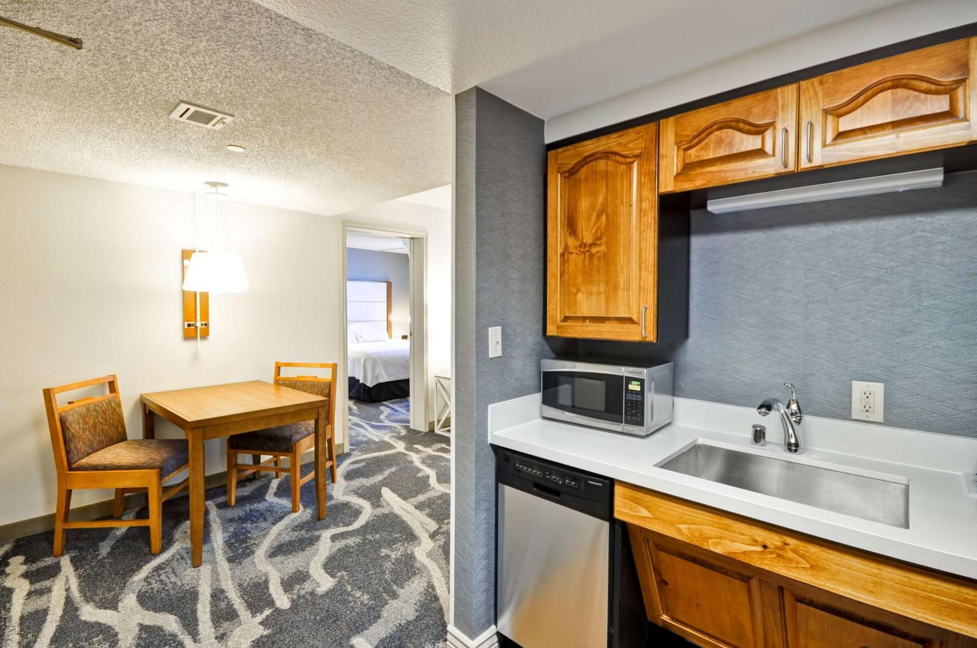 Two-Bedroom Suite with One King And Two Double Beds - Non-Smoking,1552294975:JPEG