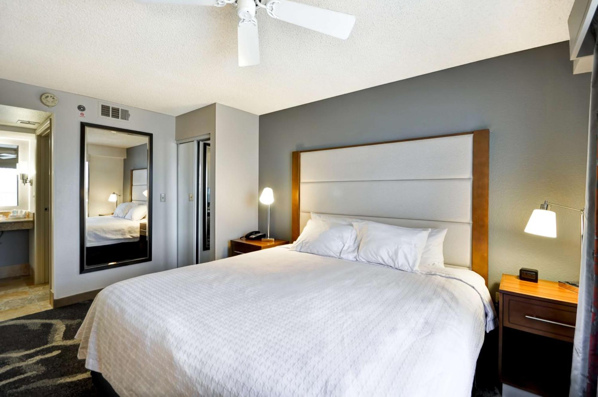 Two-Bedroom Suite One King Two Double Beds Non-Smoking,1552295023:JPEG