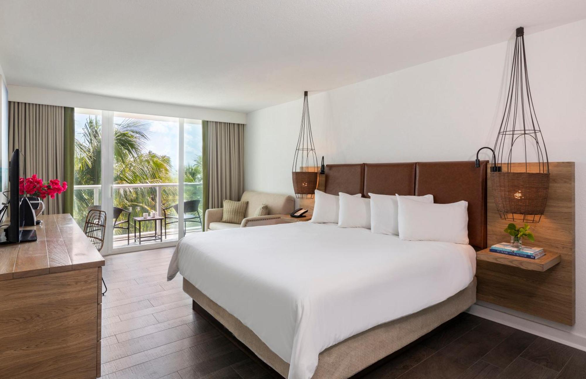 Kamer met Kingsize Bed en Gedeeltelijk Uitzicht op de Oceaan