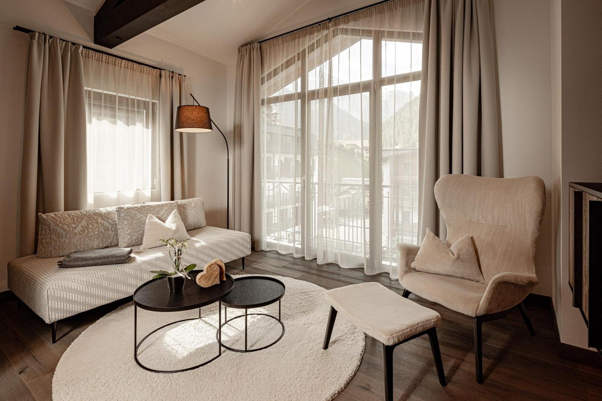 Suite con cama grande y balcón