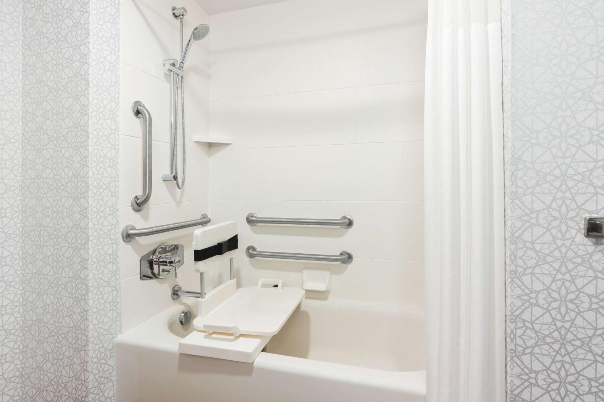 Queen Room with Bath Tub - Mobility Access/Non-Smoking
