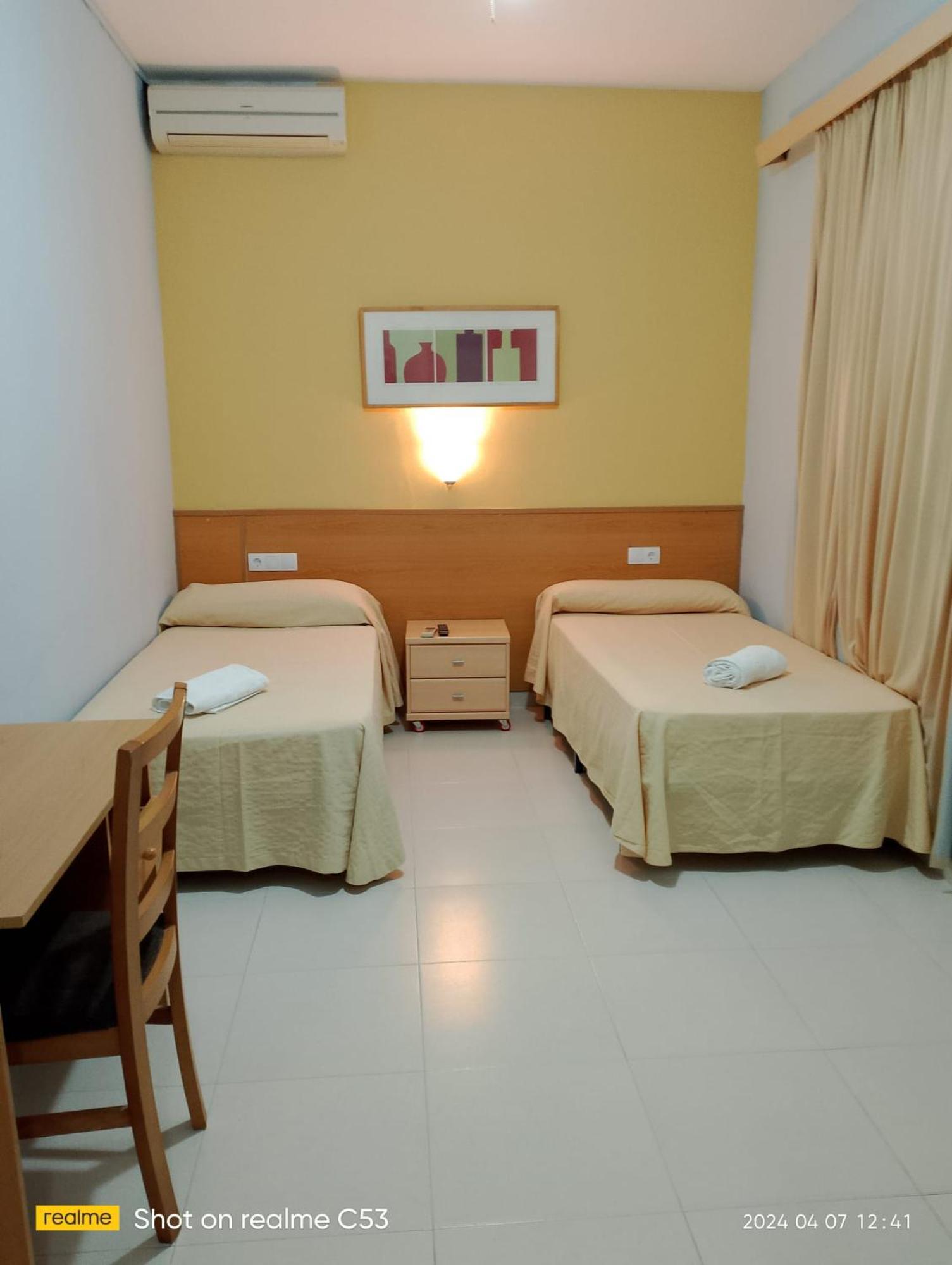 Twin Room,1566961397:JPEG