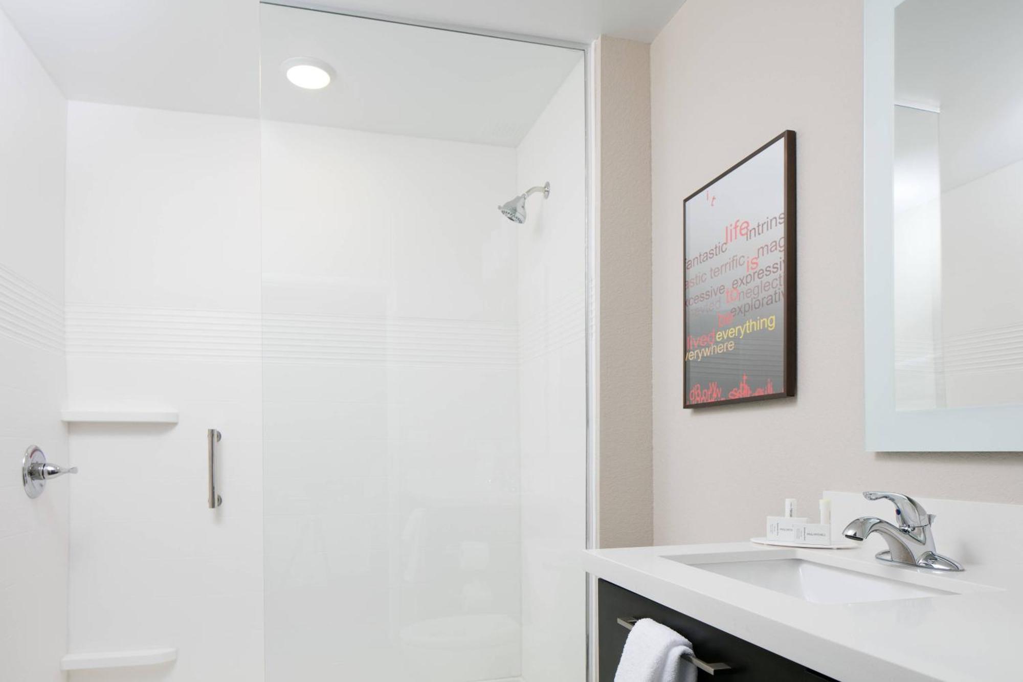 One-Bedroom Queen Suite