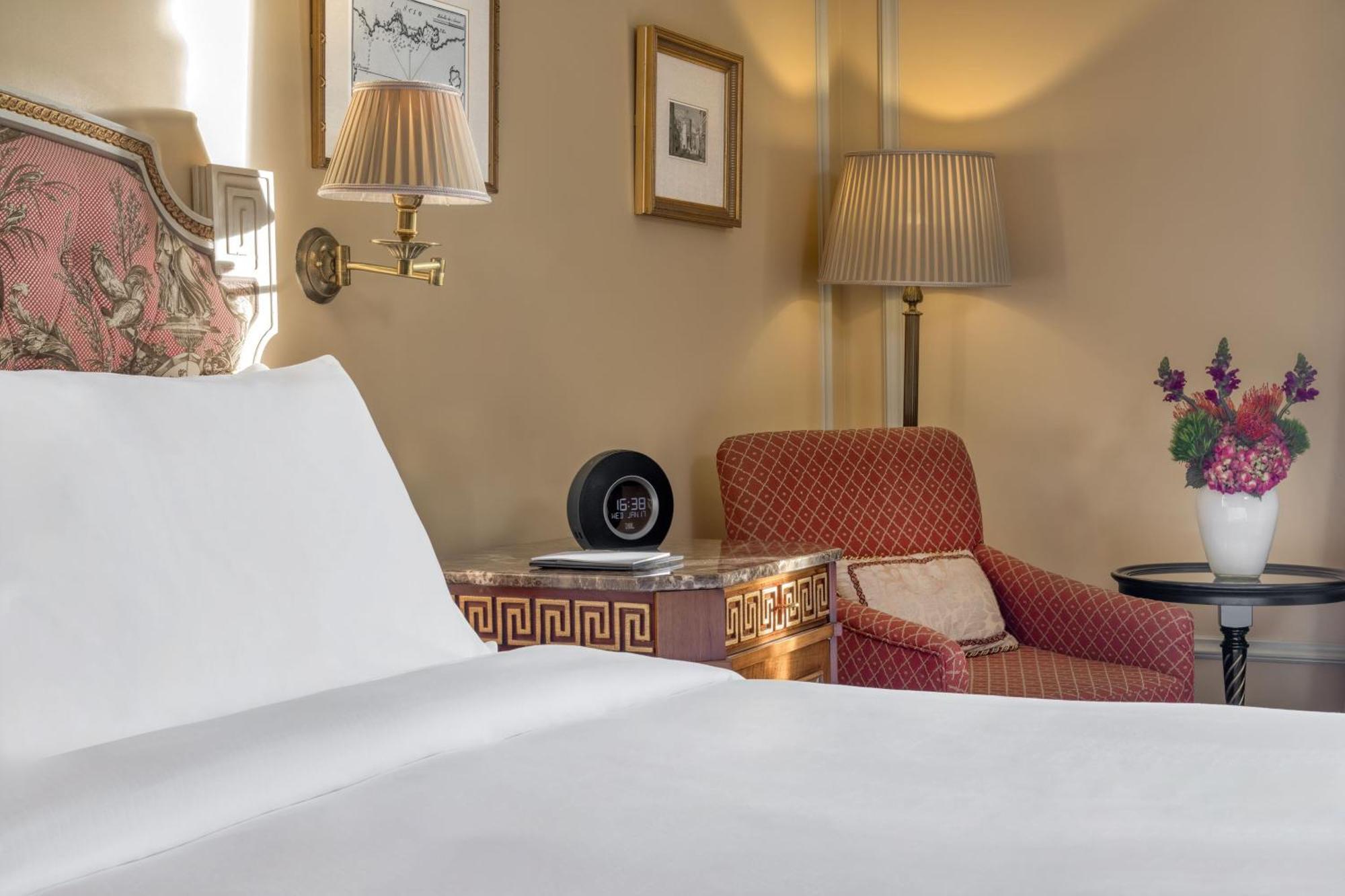 Deluxe Acropolis Guest room, 1 King, City view, High Floor
