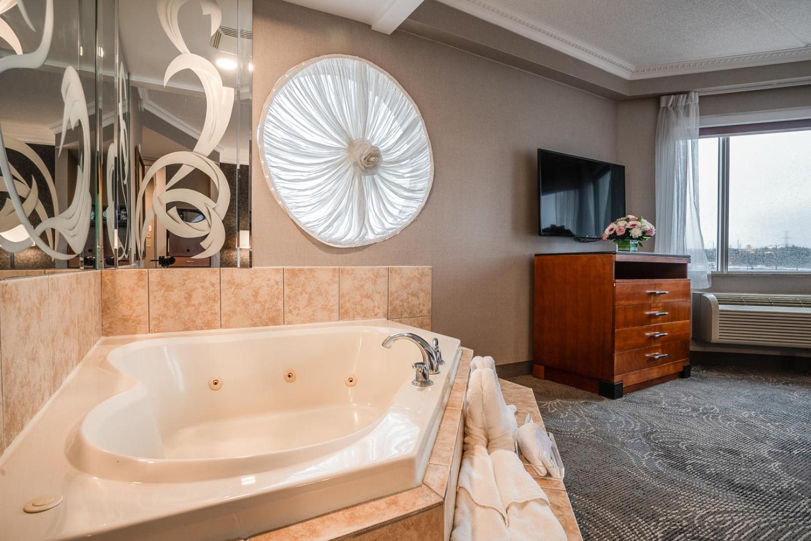 Queen Suite with Jetted Tub,1580160051:JPEG
