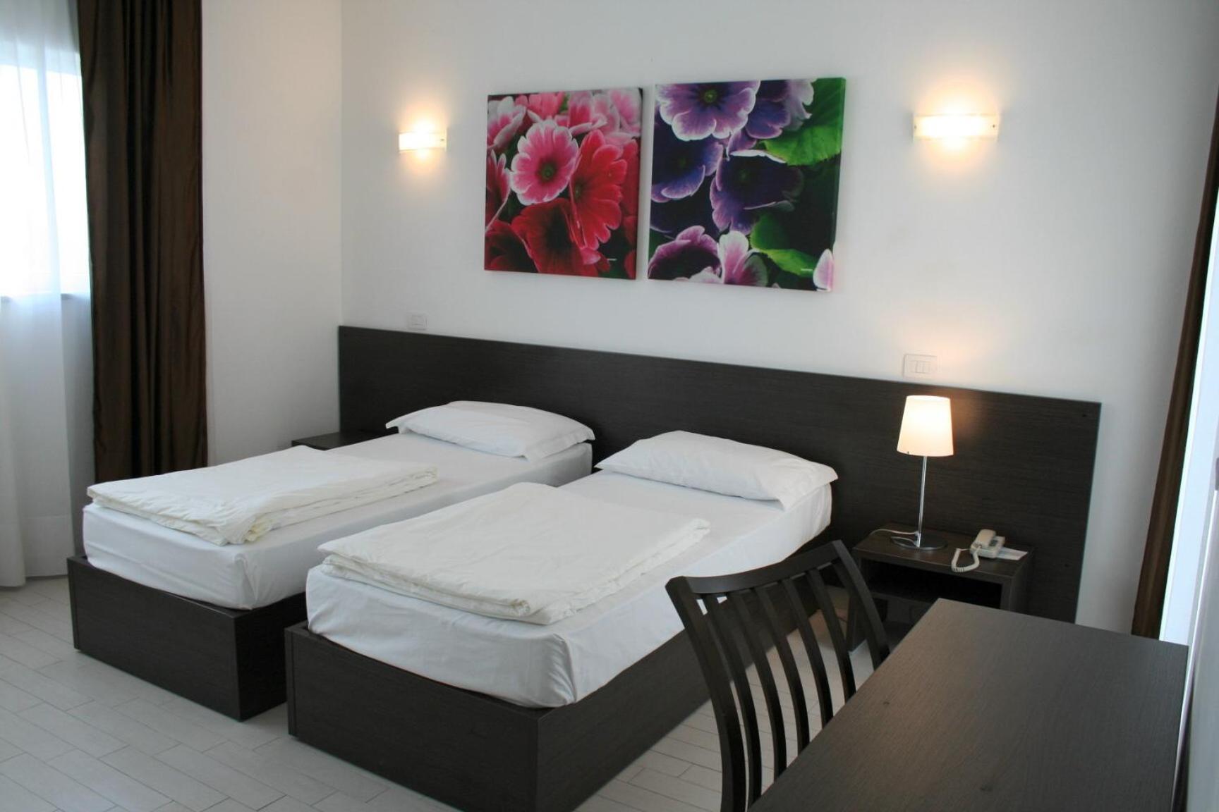 Quarto Econômico com Cama de Casal ou 2 de Solteiro