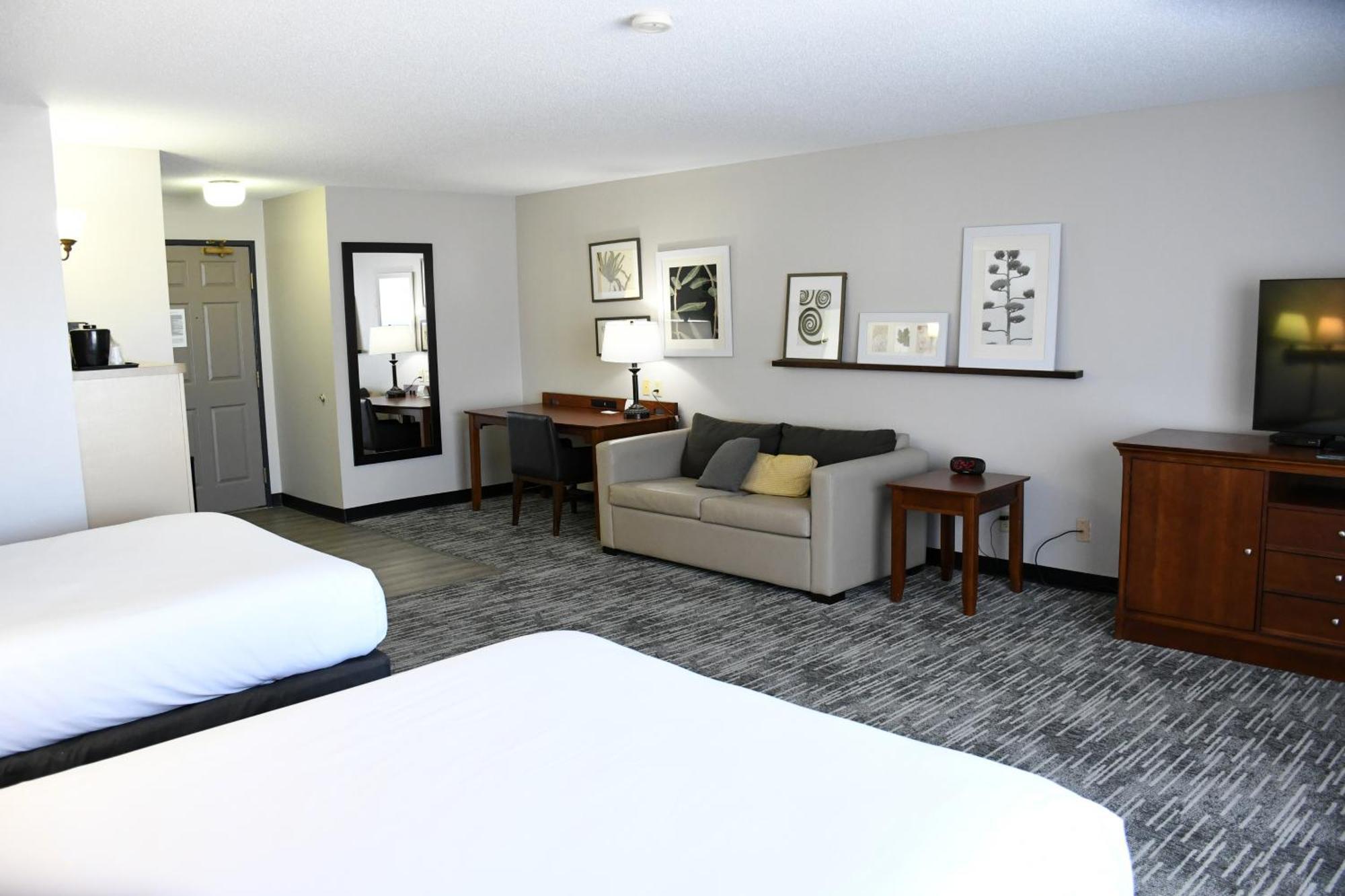 Queen Suite with Two Queen Beds and Sofa Bed - Non-Smoking