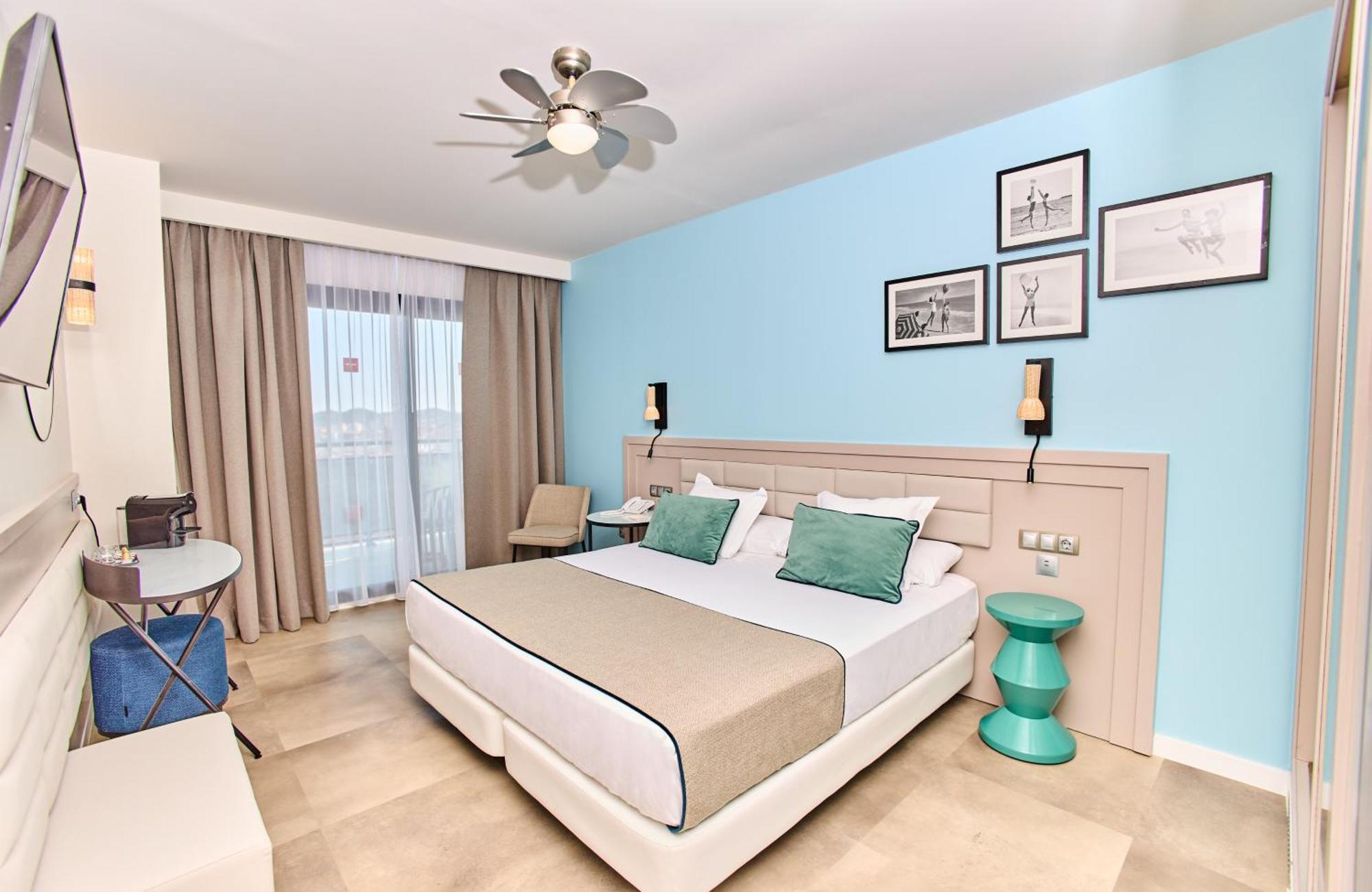 Superior Twin Room Lateral Sea View