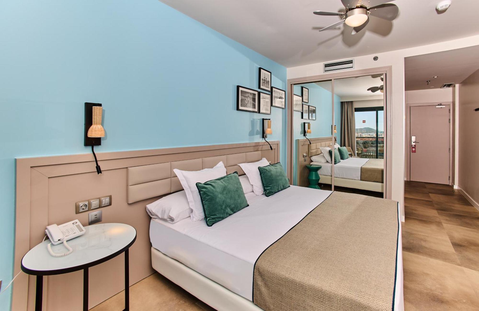 Superior Twin Room Lateral Sea View