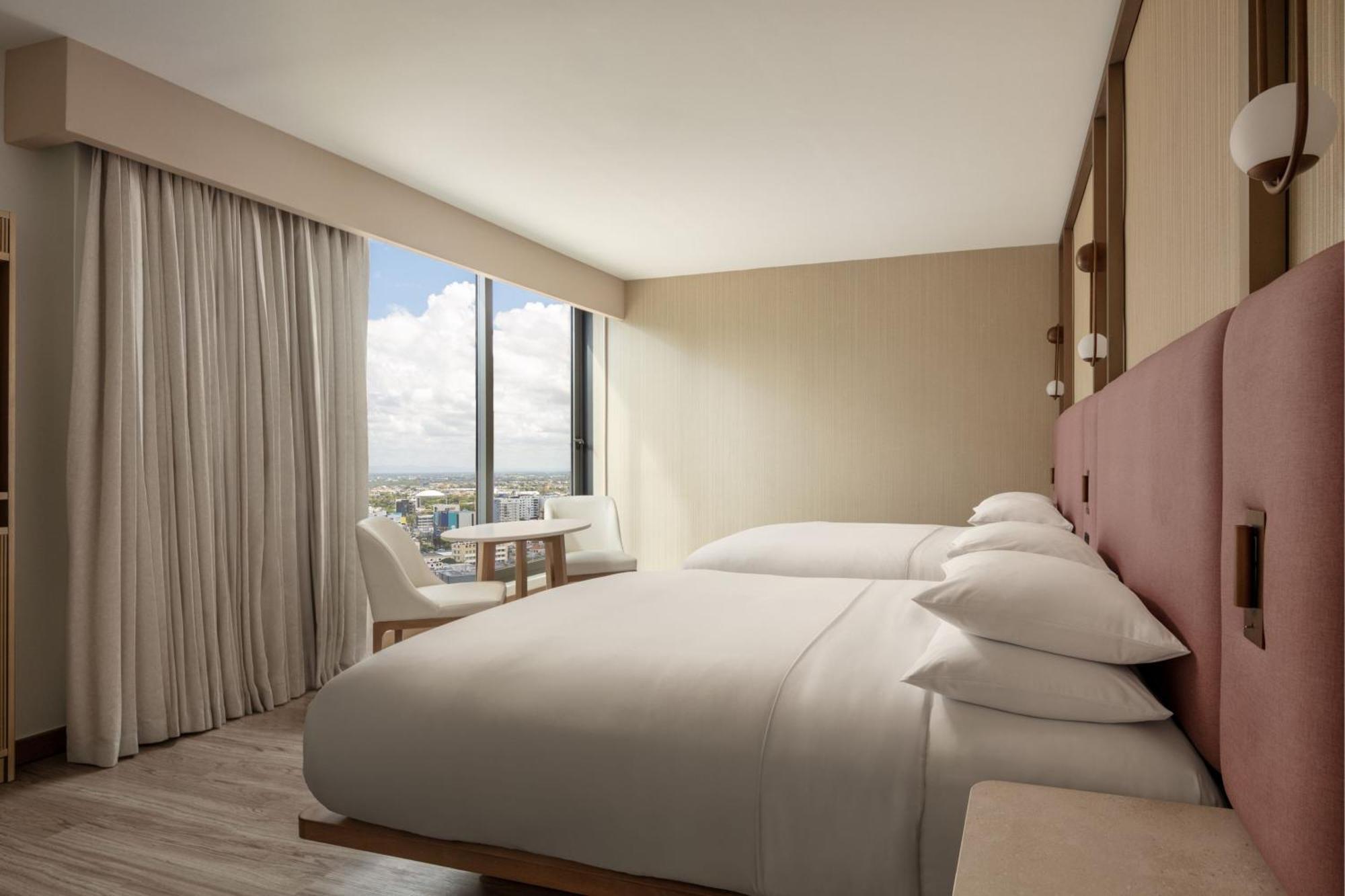 Habitación Deluxe con 2 camas dobles y vistas a la ciudad